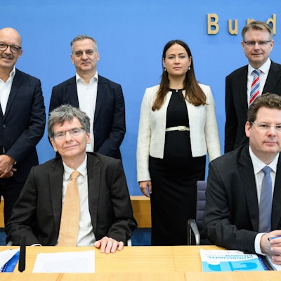 28.09.2023, Berlin: Axel Lindner, (vorne links) Leibniz-Institut für Wirtschaftsforschung Halle (IWH), und Oliver Holtemöller (vorne rechts), Leibniz-Institut für Wirtschaftsforschung Halle (IWH), stellen zusammen mit (hintere Reihe, l-r) Timo Wollmershäuser, ifo Institut · Leibniz-Institut für Wirtschaftsforschung an der Universität München, Torsten Schmidt, RWI Essen · Leibniz-Institut für Wirtschaftsforschung, Geraldine Dany-Knedlik, Deutsches Institut für Wirtschaftsforschung (DIW Berlin), und Stefan Kooths, Institut für Weltwirtschaft Kiel (IfW Kiel), die Gemeinschaftsdiagnose Herbst 2023 von führenden Wirtschaftsforschungsinstituten in der Bundespressekonferenz vor. Das Bruttoinlandsprodukt stagnierte im zweiten Quartal, Unternehmen klagen über im internationalen Vergleich hohe Energiepreise, zudem belastet eine lahmende Weltwirtschaft Exportunternehmen. Foto: Bernd von Jutrczenka/dpa +++ dpa-Bildfunk +++