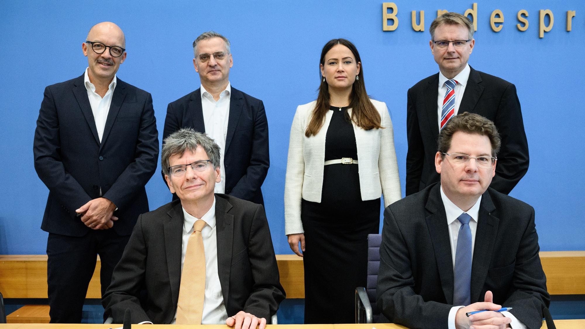 28.09.2023, Berlin: Axel Lindner, (vorne links) Leibniz-Institut für Wirtschaftsforschung Halle (IWH), und Oliver Holtemöller (vorne rechts), Leibniz-Institut für Wirtschaftsforschung Halle (IWH), stellen zusammen mit (hintere Reihe, l-r) Timo Wollmershäuser, ifo Institut · Leibniz-Institut für Wirtschaftsforschung an der Universität München, Torsten Schmidt, RWI Essen · Leibniz-Institut für Wirtschaftsforschung, Geraldine Dany-Knedlik, Deutsches Institut für Wirtschaftsforschung (DIW Berlin), und Stefan Kooths, Institut für Weltwirtschaft Kiel (IfW Kiel), die Gemeinschaftsdiagnose Herbst 2023 von führenden Wirtschaftsforschungsinstituten in der Bundespressekonferenz vor. Das Bruttoinlandsprodukt stagnierte im zweiten Quartal, Unternehmen klagen über im internationalen Vergleich hohe Energiepreise, zudem belastet eine lahmende Weltwirtschaft Exportunternehmen. Foto: Bernd von Jutrczenka/dpa +++ dpa-Bildfunk +++