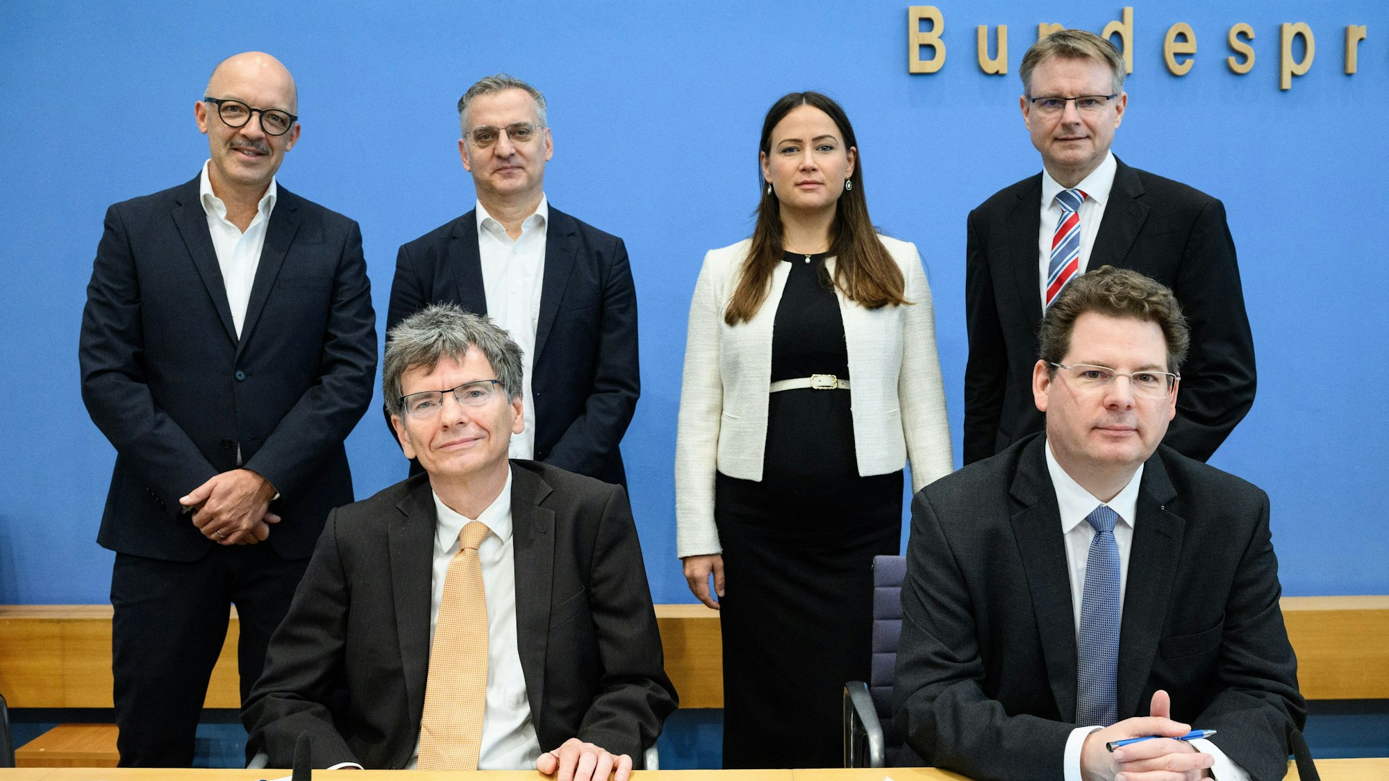 28.09.2023, Berlin: Axel Lindner, (vorne links) Leibniz-Institut für Wirtschaftsforschung Halle (IWH), und Oliver Holtemöller (vorne rechts), Leibniz-Institut für Wirtschaftsforschung Halle (IWH), stellen zusammen mit (hintere Reihe, l-r) Timo Wollmershäuser, ifo Institut · Leibniz-Institut für Wirtschaftsforschung an der Universität München, Torsten Schmidt, RWI Essen · Leibniz-Institut für Wirtschaftsforschung, Geraldine Dany-Knedlik, Deutsches Institut für Wirtschaftsforschung (DIW Berlin), und Stefan Kooths, Institut für Weltwirtschaft Kiel (IfW Kiel), die Gemeinschaftsdiagnose Herbst 2023 von führenden Wirtschaftsforschungsinstituten in der Bundespressekonferenz vor. Das Bruttoinlandsprodukt stagnierte im zweiten Quartal, Unternehmen klagen über im internationalen Vergleich hohe Energiepreise, zudem belastet eine lahmende Weltwirtschaft Exportunternehmen. Foto: Bernd von Jutrczenka/dpa +++ dpa-Bildfunk +++