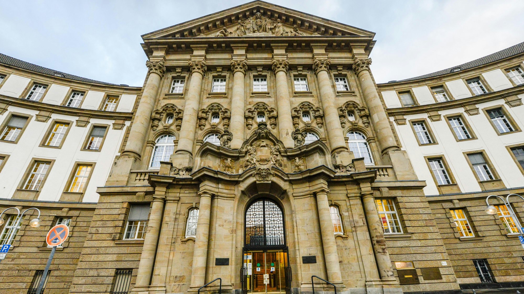 Portikus des Justizgebäudes am Reichenspergerplatz in Köln, Sitz des Oberlandesgerichts