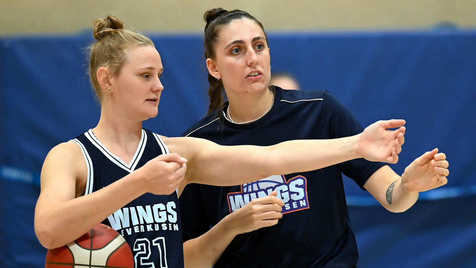 Martha Middeler (links) im Gespräch mit Carlotta Ellenrieder