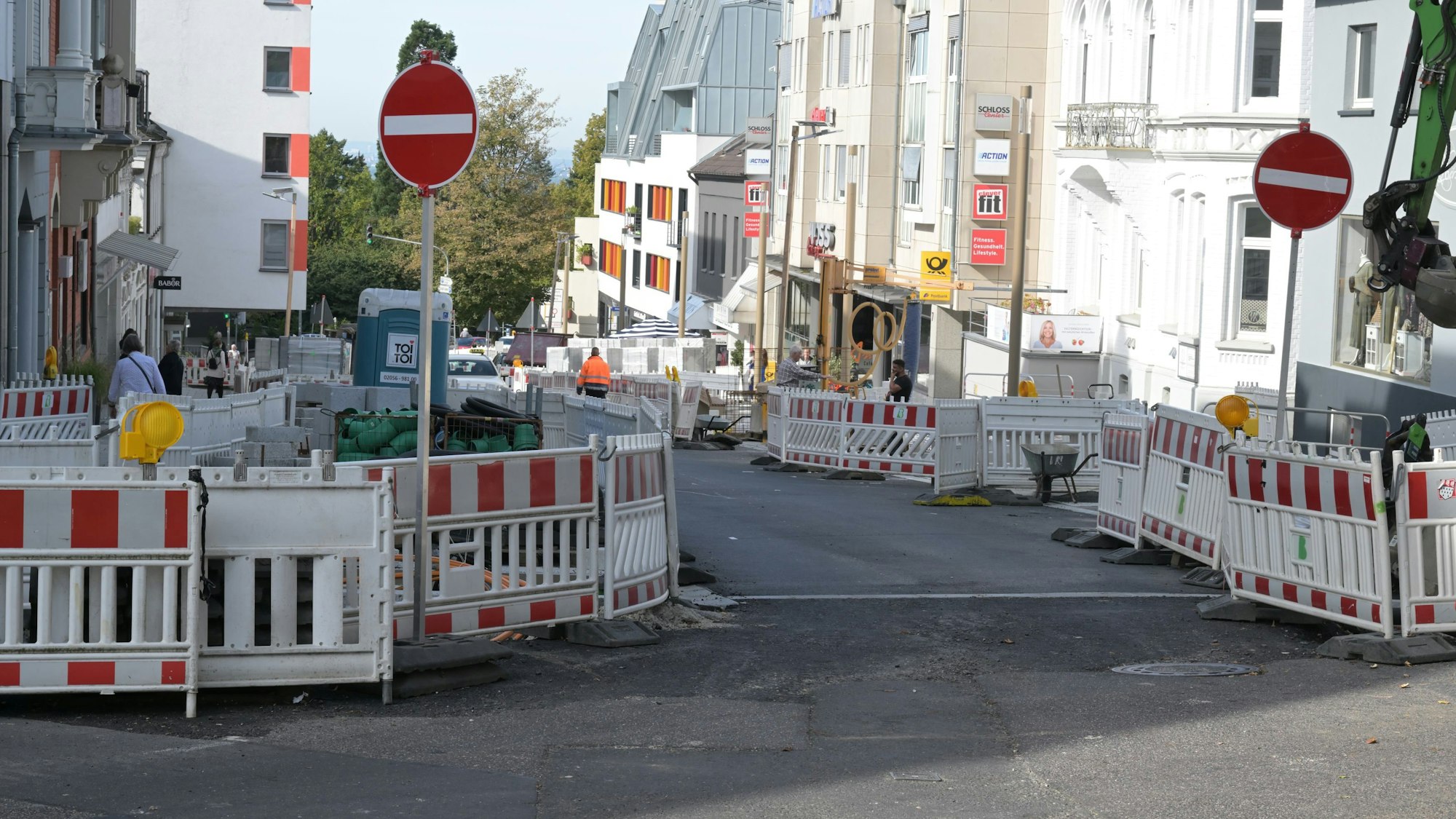 Auf der Schloßstraße stehen auf beiden Seiten Zäune.