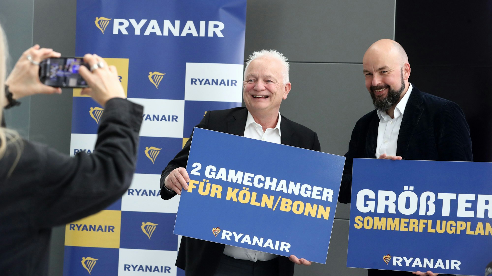 Ryanair-CEO Eddie Wilson ist am Flughafen Köln-Bonn und gibt eine Pressekonferenz, rechts: Thilo Schmid (CGN), 25.04.2023, Bild: Herbert Bucco