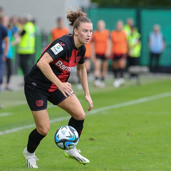 v.li.: Synne Skinnes Hansen Bayer 04 Leverkusen, 10 Freisteller, Einzelbild, Ganzkörper, Aktion, Action, Spielszene, DIE DFB-RICHTLINIEN UNTERSAGEN JEGLICHE NUTZUNG VON FOTOS ALS SEQUENZBILDER UND/ODER VIDEOÄHNLICHE FOTOSTRECKEN. DFB REGULATIONS PROHIBIT ANY USE OF PHOTOGRAPHS AS IMAGE SEQUENCES AND/OR QUASI-VIDEO., 17.09.2023, Wolfsburg Deutschland, Fussball, Google Pixel Frauen-Bundesliga, VfL Wolfsburg - Bayer 04 Leverkusen *** v li Synne Skinnes Hansen Bayer 04 Leverkusen, 10 crop, single image, full body, action, game scene, THE DFB REGULATIONS PROHIBIT ANY USE OF PHOTOGRAPHS AS IMAGE SEQUENCES AND OR QUASI VIDEO , 17 09 2023, Wolfsburg Germany , Football, Google Pixel Womens Bundesliga, VfL Wolfsburg Bayer 04 Leverkusen xobx
