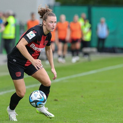 v.li.: Synne Skinnes Hansen Bayer 04 Leverkusen, 10 Freisteller, Einzelbild, Ganzkörper, Aktion, Action, Spielszene, DIE DFB-RICHTLINIEN UNTERSAGEN JEGLICHE NUTZUNG VON FOTOS ALS SEQUENZBILDER UND/ODER VIDEOÄHNLICHE FOTOSTRECKEN. DFB REGULATIONS PROHIBIT ANY USE OF PHOTOGRAPHS AS IMAGE SEQUENCES AND/OR QUASI-VIDEO., 17.09.2023, Wolfsburg Deutschland, Fussball, Google Pixel Frauen-Bundesliga, VfL Wolfsburg - Bayer 04 Leverkusen *** v li Synne Skinnes Hansen Bayer 04 Leverkusen, 10 crop, single image, full body, action, game scene, THE DFB REGULATIONS PROHIBIT ANY USE OF PHOTOGRAPHS AS IMAGE SEQUENCES AND OR QUASI VIDEO , 17 09 2023, Wolfsburg Germany , Football, Google Pixel Womens Bundesliga, VfL Wolfsburg Bayer 04 Leverkusen xobx