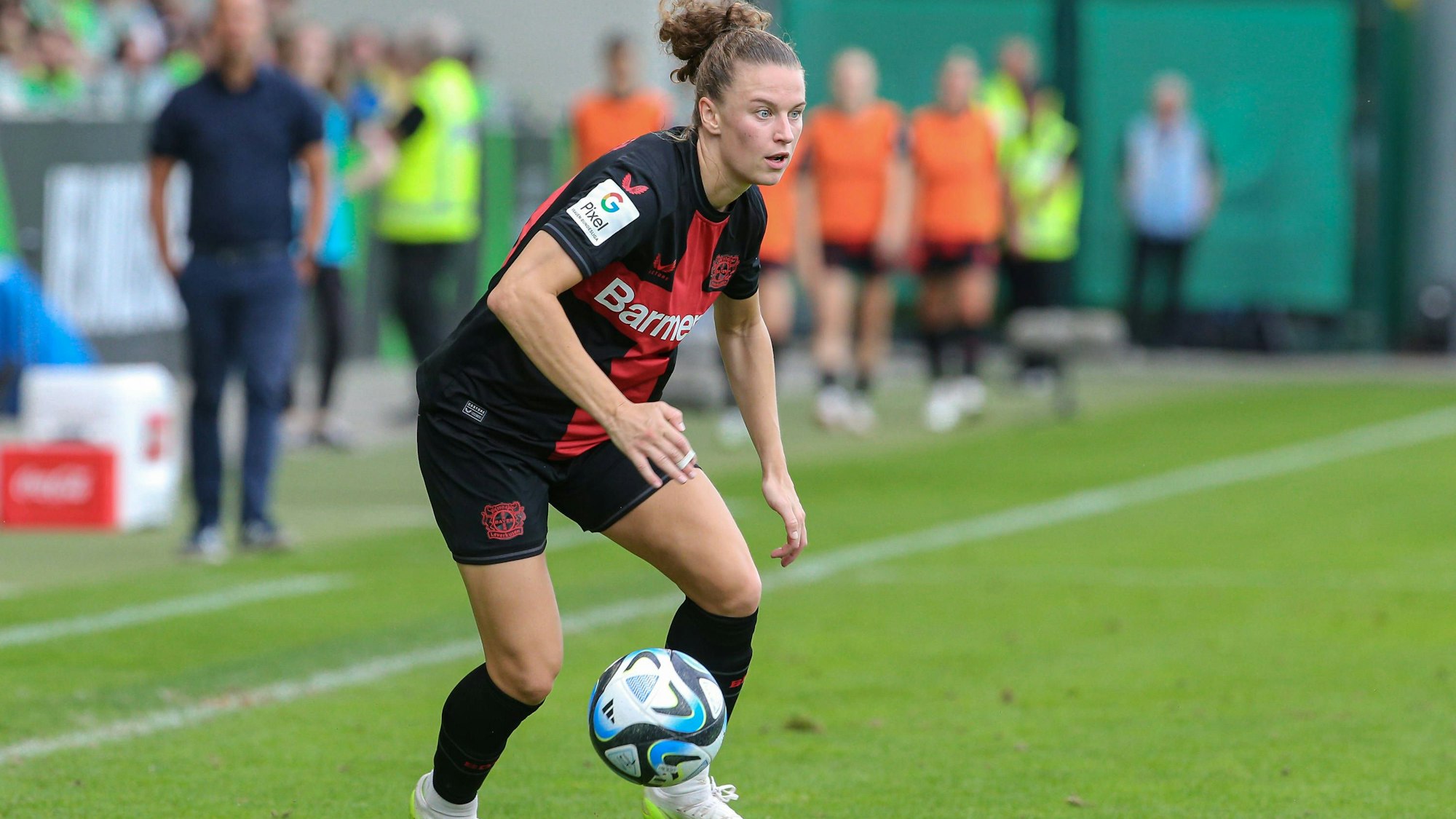 v.li.: Synne Skinnes Hansen Bayer 04 Leverkusen, 10 Freisteller, Einzelbild, Ganzkörper, Aktion, Action, Spielszene, DIE DFB-RICHTLINIEN UNTERSAGEN JEGLICHE NUTZUNG VON FOTOS ALS SEQUENZBILDER UND/ODER VIDEOÄHNLICHE FOTOSTRECKEN. DFB REGULATIONS PROHIBIT ANY USE OF PHOTOGRAPHS AS IMAGE SEQUENCES AND/OR QUASI-VIDEO., 17.09.2023, Wolfsburg Deutschland, Fussball, Google Pixel Frauen-Bundesliga, VfL Wolfsburg - Bayer 04 Leverkusen *** v li Synne Skinnes Hansen Bayer 04 Leverkusen, 10 crop, single image, full body, action, game scene, THE DFB REGULATIONS PROHIBIT ANY USE OF PHOTOGRAPHS AS IMAGE SEQUENCES AND OR QUASI VIDEO , 17 09 2023, Wolfsburg Germany , Football, Google Pixel Womens Bundesliga, VfL Wolfsburg Bayer 04 Leverkusen xobx