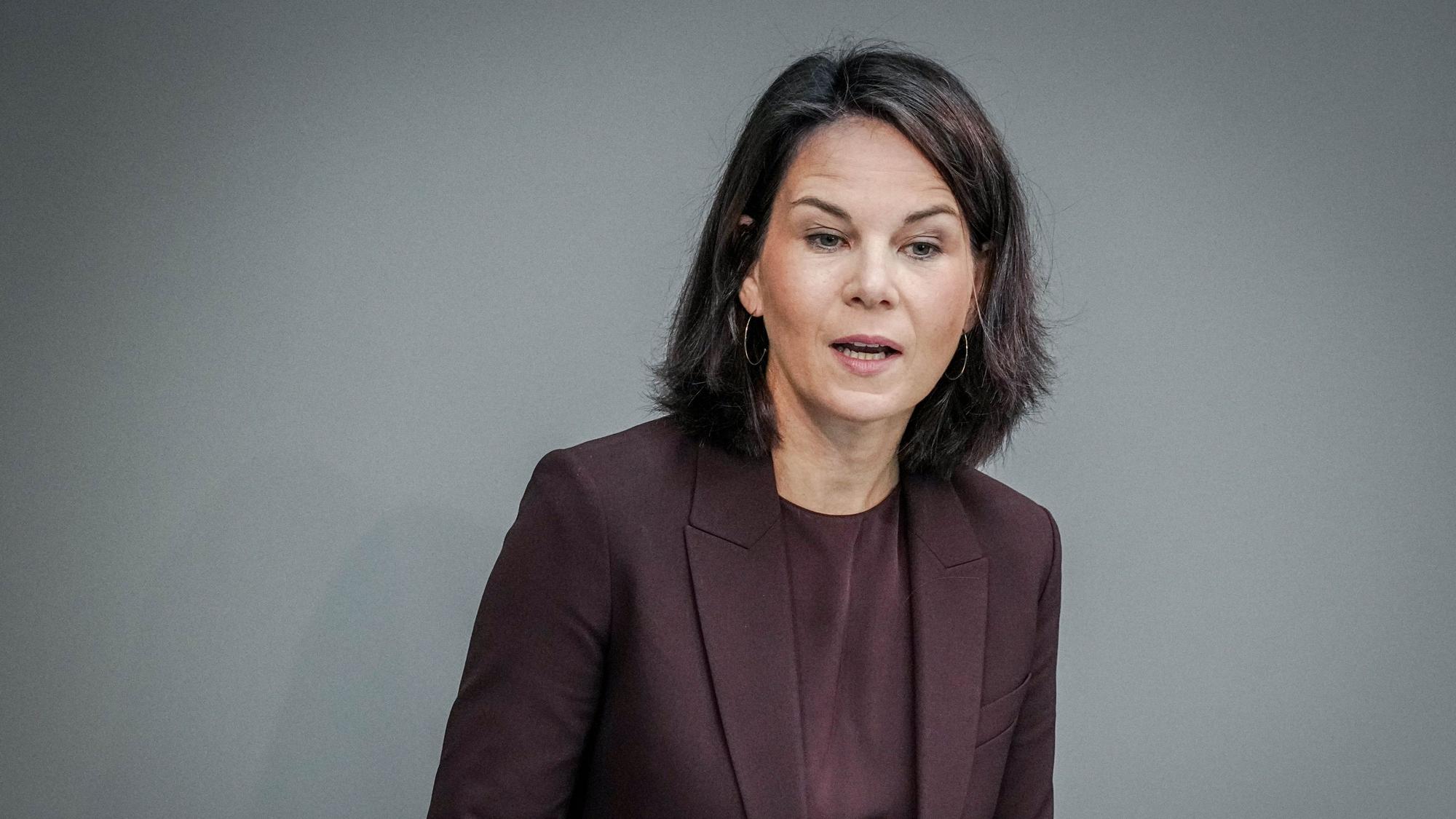Annalena Baerbock (Bündnis 90/Die Grünen), Außenministerin, spricht im Plenum des Bundestags zu den Abgeordneten.