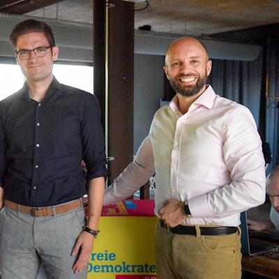 Auf dem Foto ist der Europakandidat der FDP im Rhein-Erft-Kreis, Marcel Japes zu sehen. Seine Parteifreunde Susanne Kayser-Dobiey und Christian Pohlmann gratulieren ihm zu seiner Wahl.