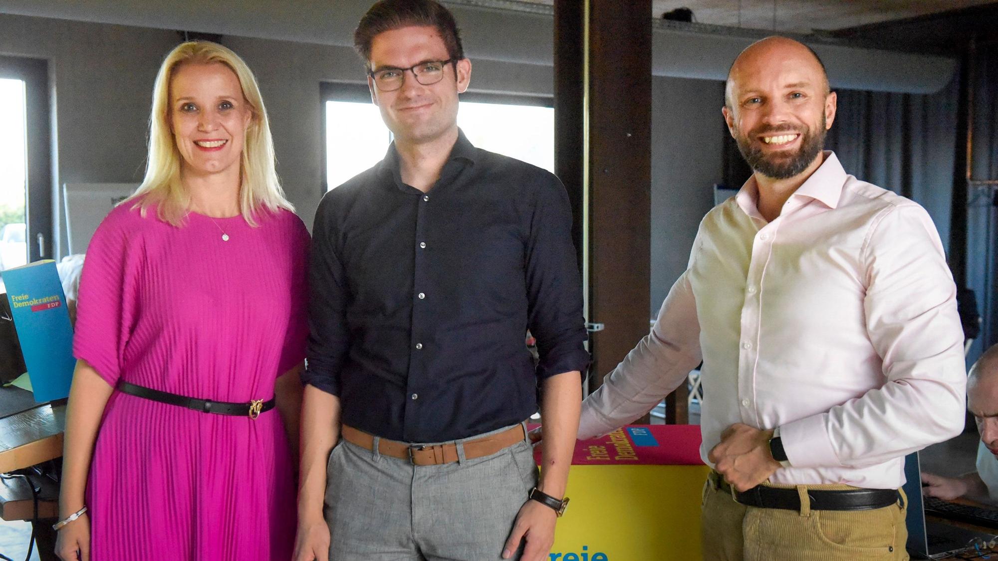 Auf dem Foto ist der Europakandidat der FDP im Rhein-Erft-Kreis, Marcel Japes zu sehen. Seine Parteifreunde Susanne Kayser-Dobiey und Christian Pohlmann gratulieren ihm zu seiner Wahl.