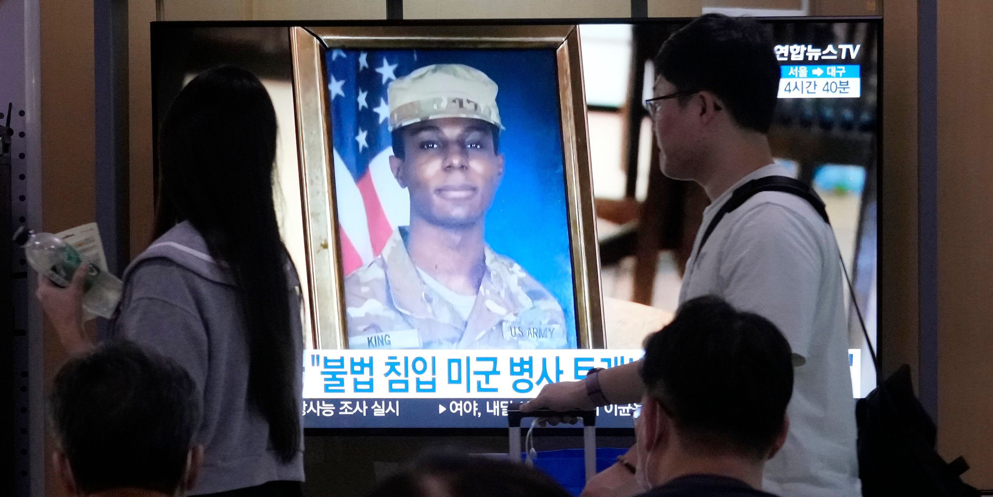 Das Bild des US-amerikanischen Soldaten Travis King ist im Rahmen einer südkoreanischen Fernsehsendung auf einem Bildschirm zu sehen.