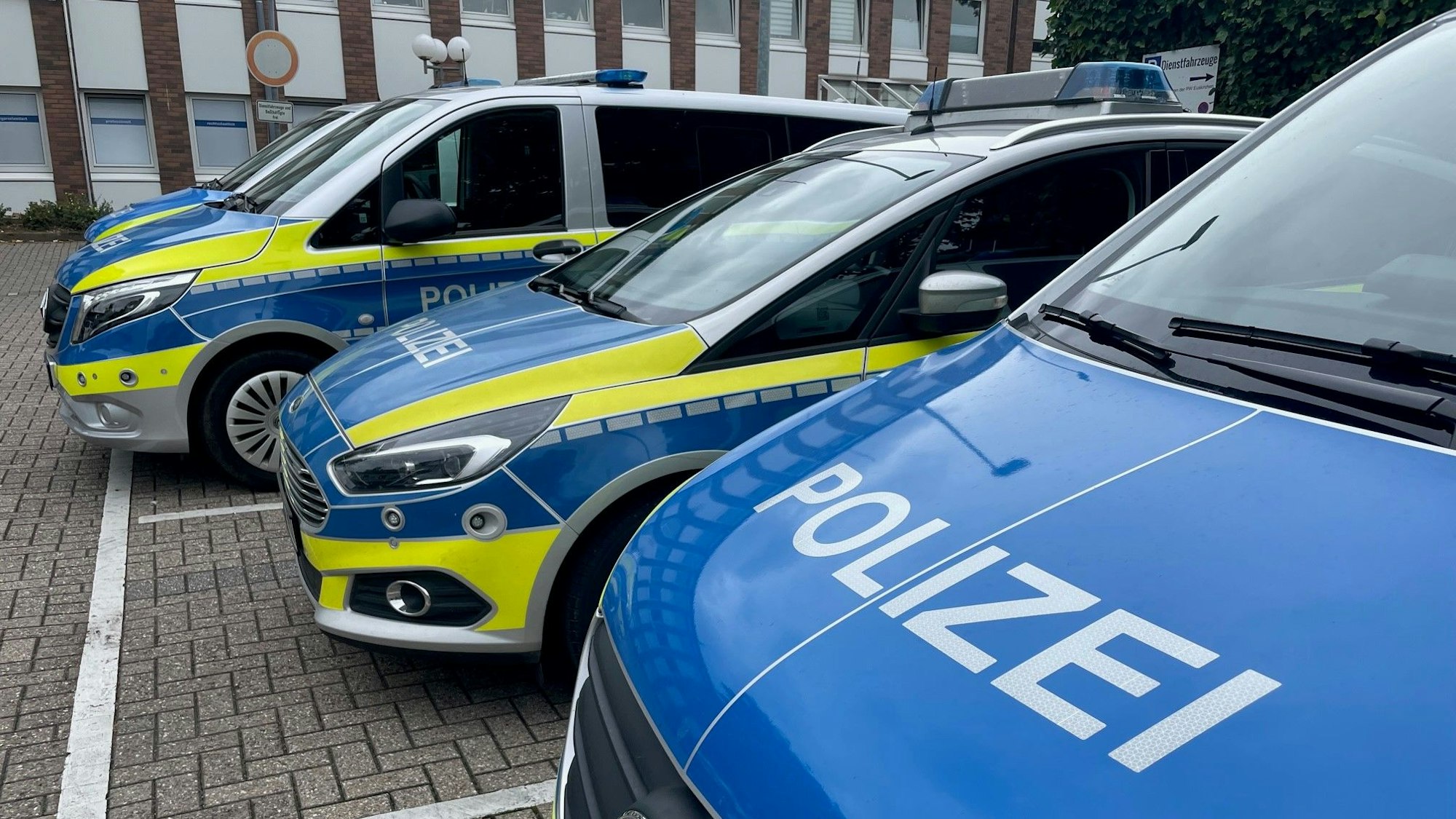 Mehrere Polizeiwagen stehen vor der Wache in Euskirchen.