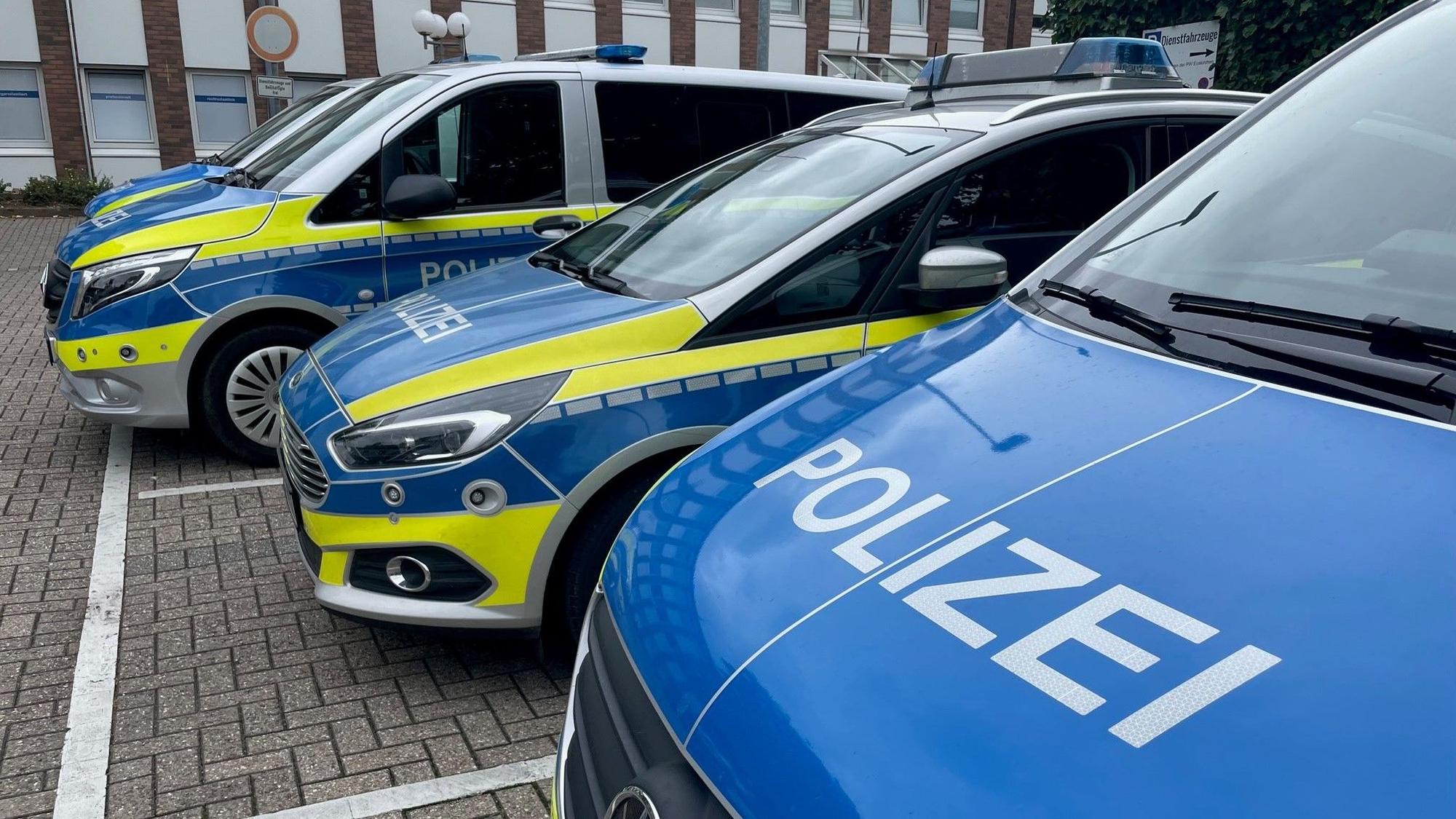Das Symbolfoto zeigt mehrere geparkte Polizeiautos.