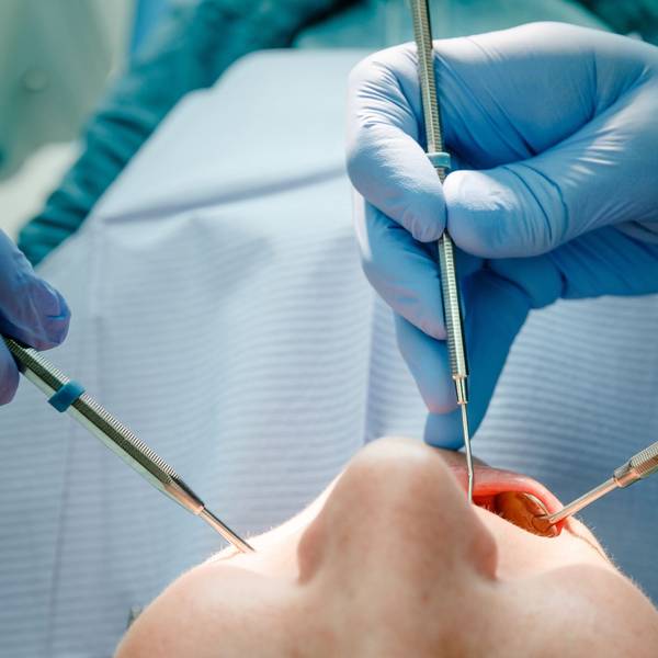 Ein Zahnarzt behandelt eine Patientin. (Archivbild/Symbolbild)