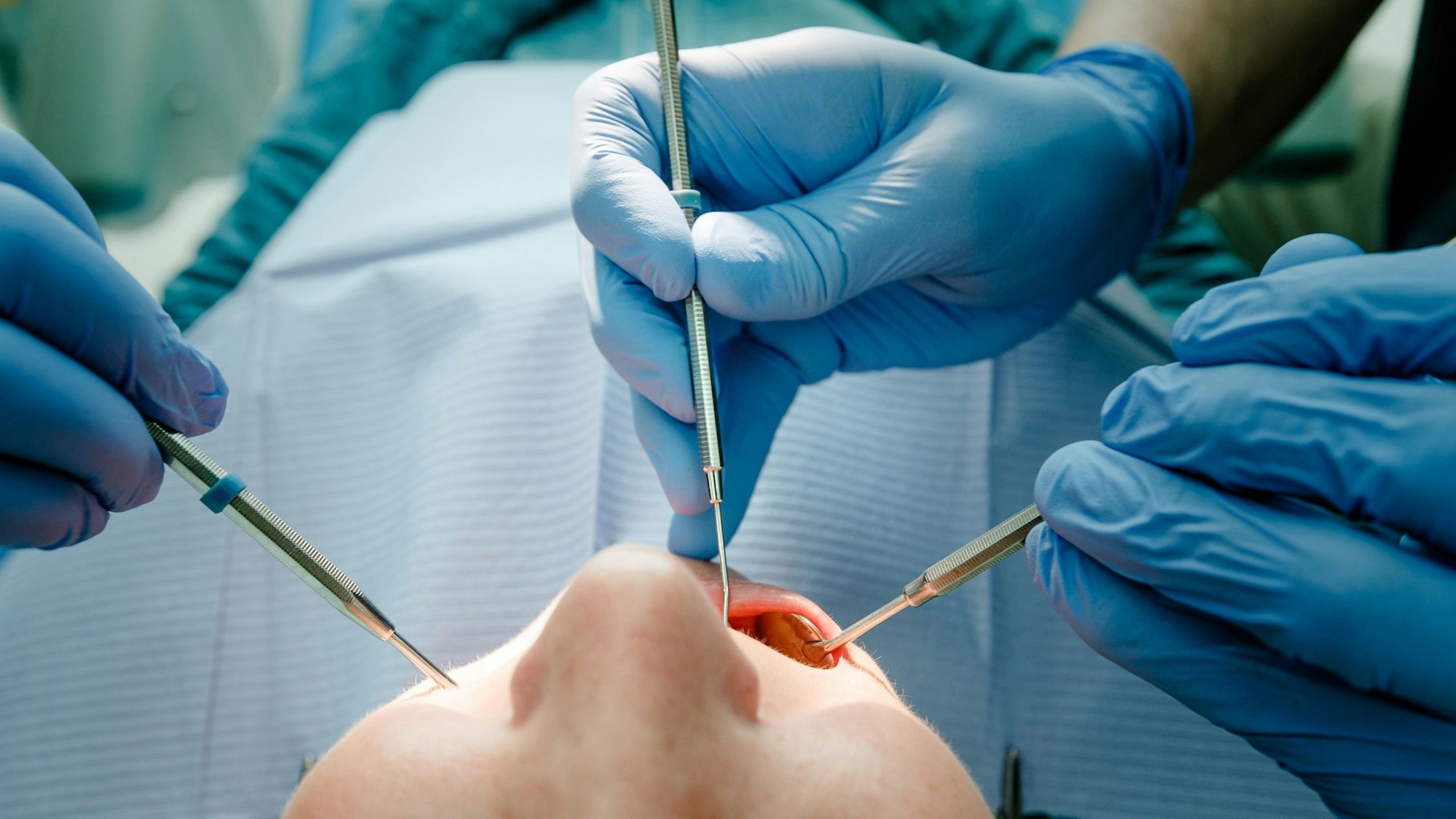 Ein Zahnarzt behandelt eine Patientin. (Archivbild/Symbolbild)