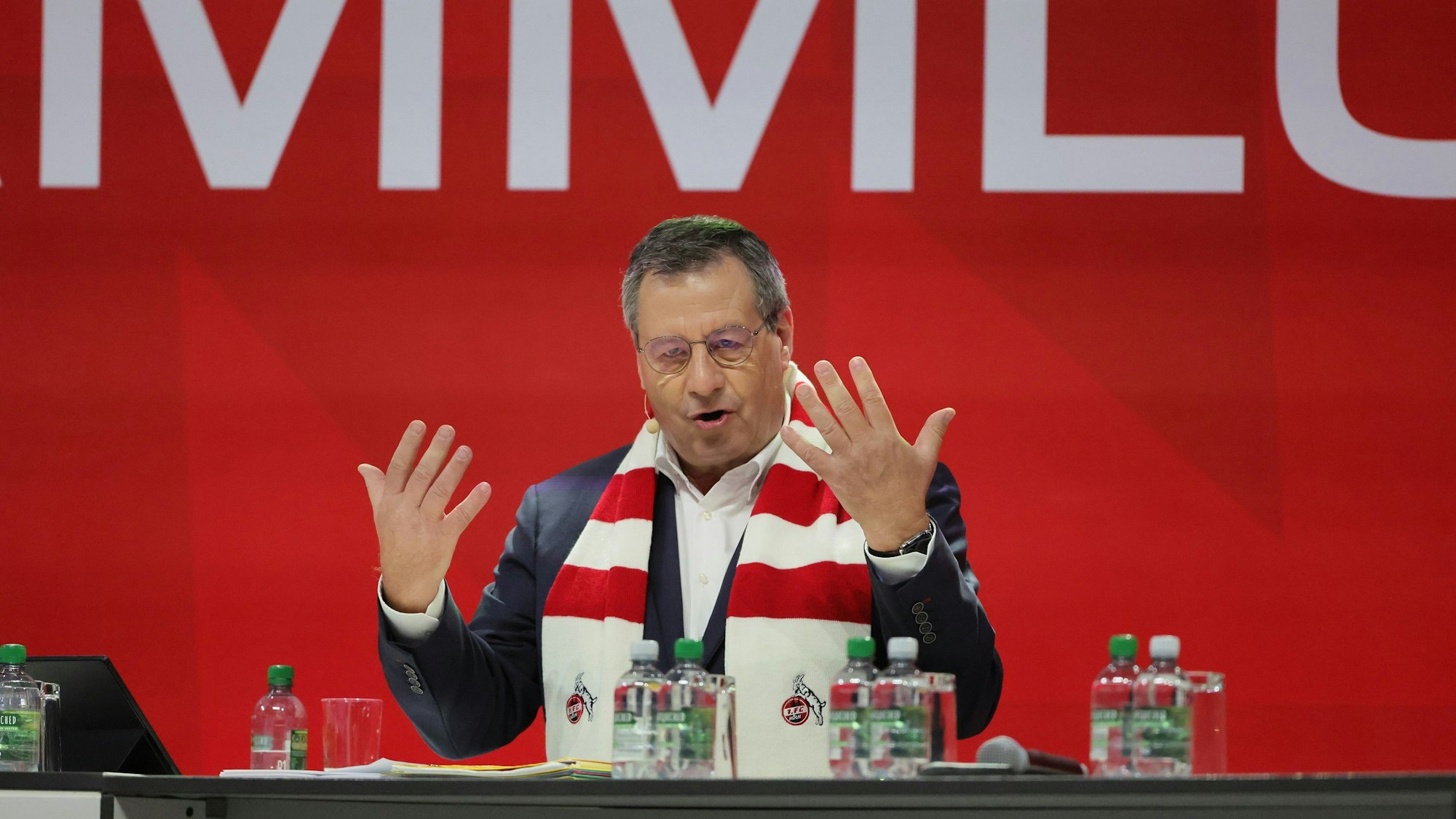 FC-Präsident Werner Wolf führte als Sitzungsleiter durch den Abend. Der Präsident sah sich großem Widerspruch ausgesetzt.