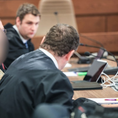 Eine Apothekerin (l) sitzt im Landgericht zwischen ihren Anwälten auf der Anklagebank.