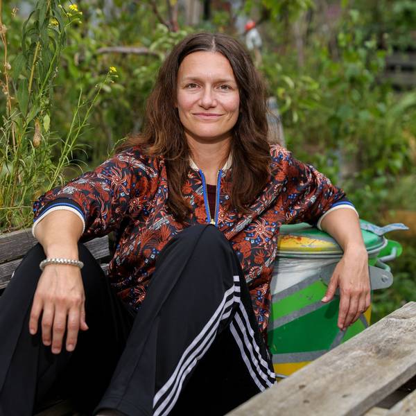 21.09.2023, Köln: Die Regisseurin Marie Bues sitzt auf einer Holzbank im Carlsgarten des Schauspiels Köln.