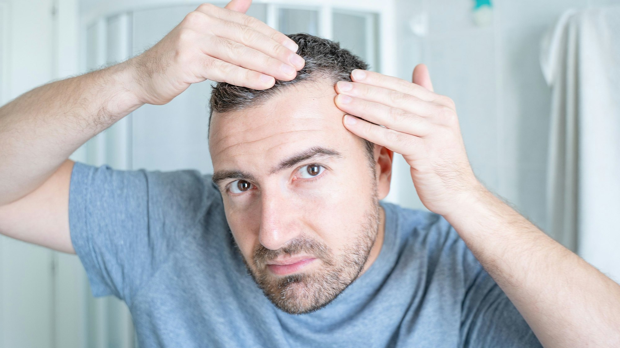 Mann ist besorgt über seine Geheimratsecken