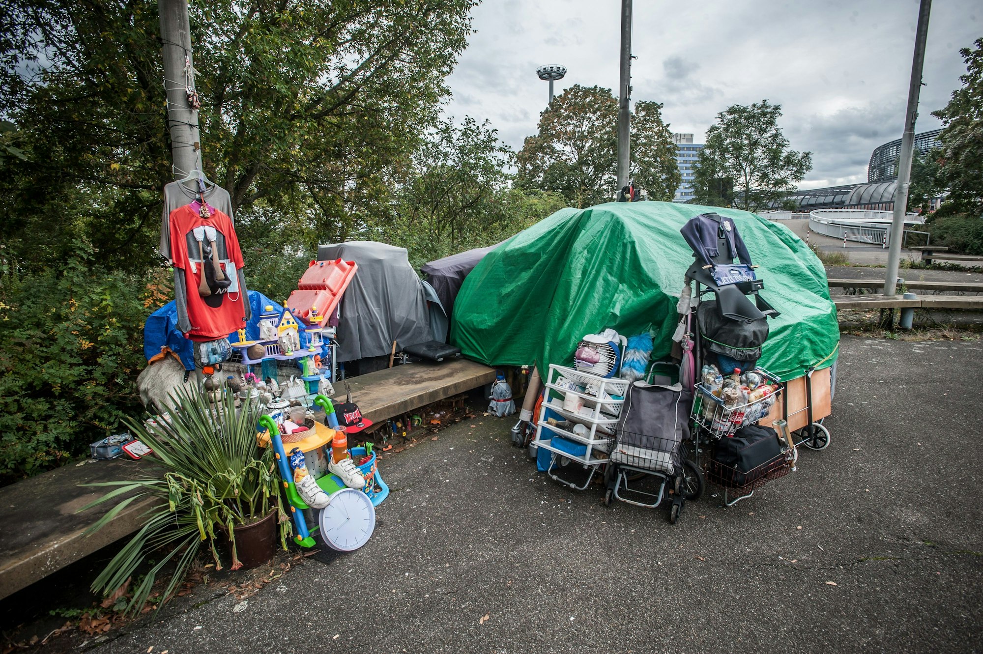 Am Forum: Bauten und Kunstwerke eines Obdachlosen Foto: Ralf Krieger