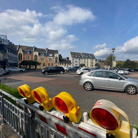 Zu sehen ist der Belvedere, auf dem wieder geparkte Autos stehen.