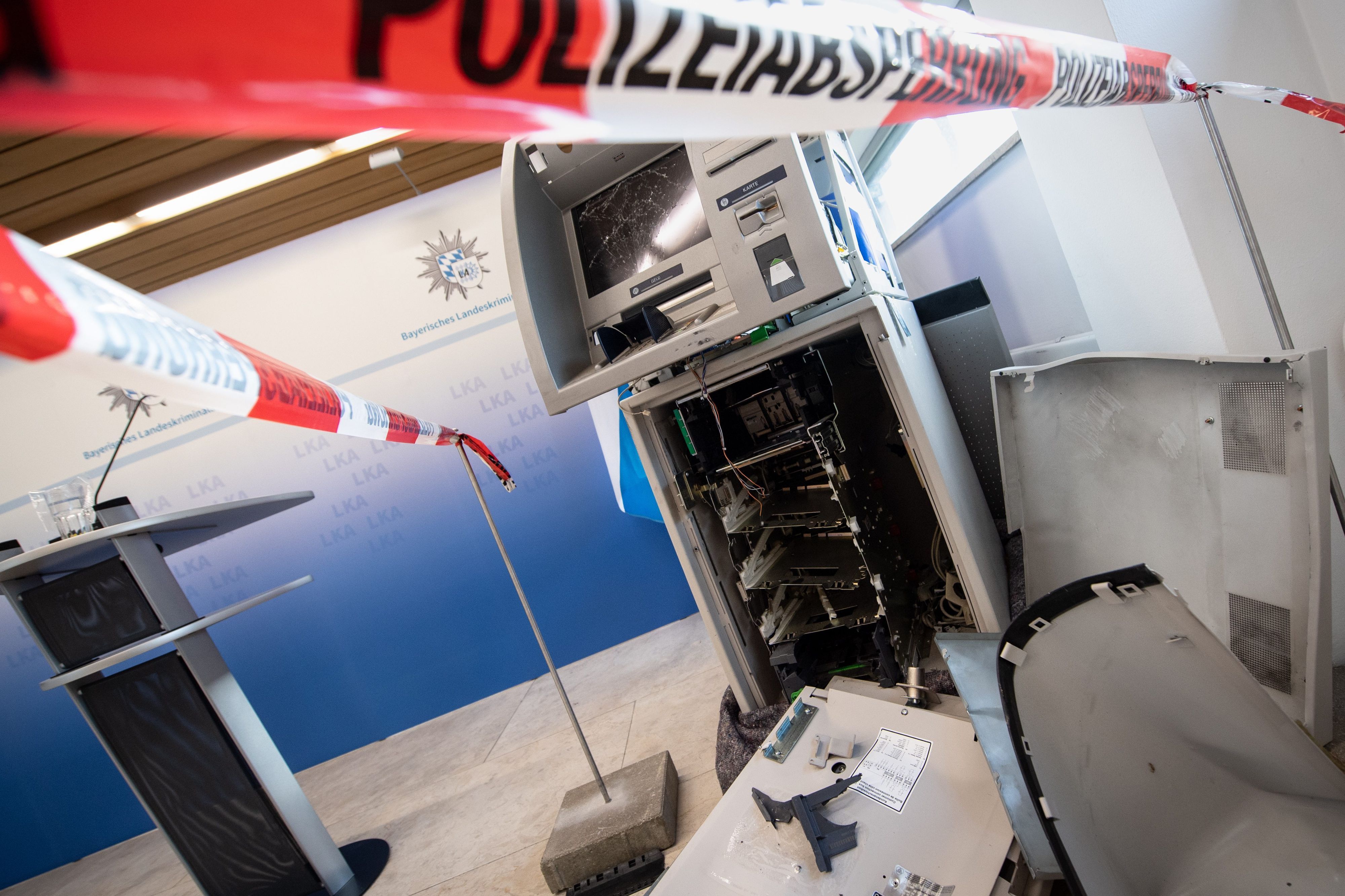 ARCHIV - 15.12.2020, Bayern, München: Ein gesprengter Geldautomat ist auf einer Pressekonferenz beim Landeskriminalamt (LKA) zur Vorstellung des Lagebilds der Organisierten Kriminalität hinter einem Flatterband mit der Aufschrift «Polizeiabsperrung» ausgestellt. (Zu dpa: «Polizei nimmt vier mutmaßliche Geldautomatensprenger fest») Foto: Matthias Balk/dpa +++ dpa-Bildfunk +++