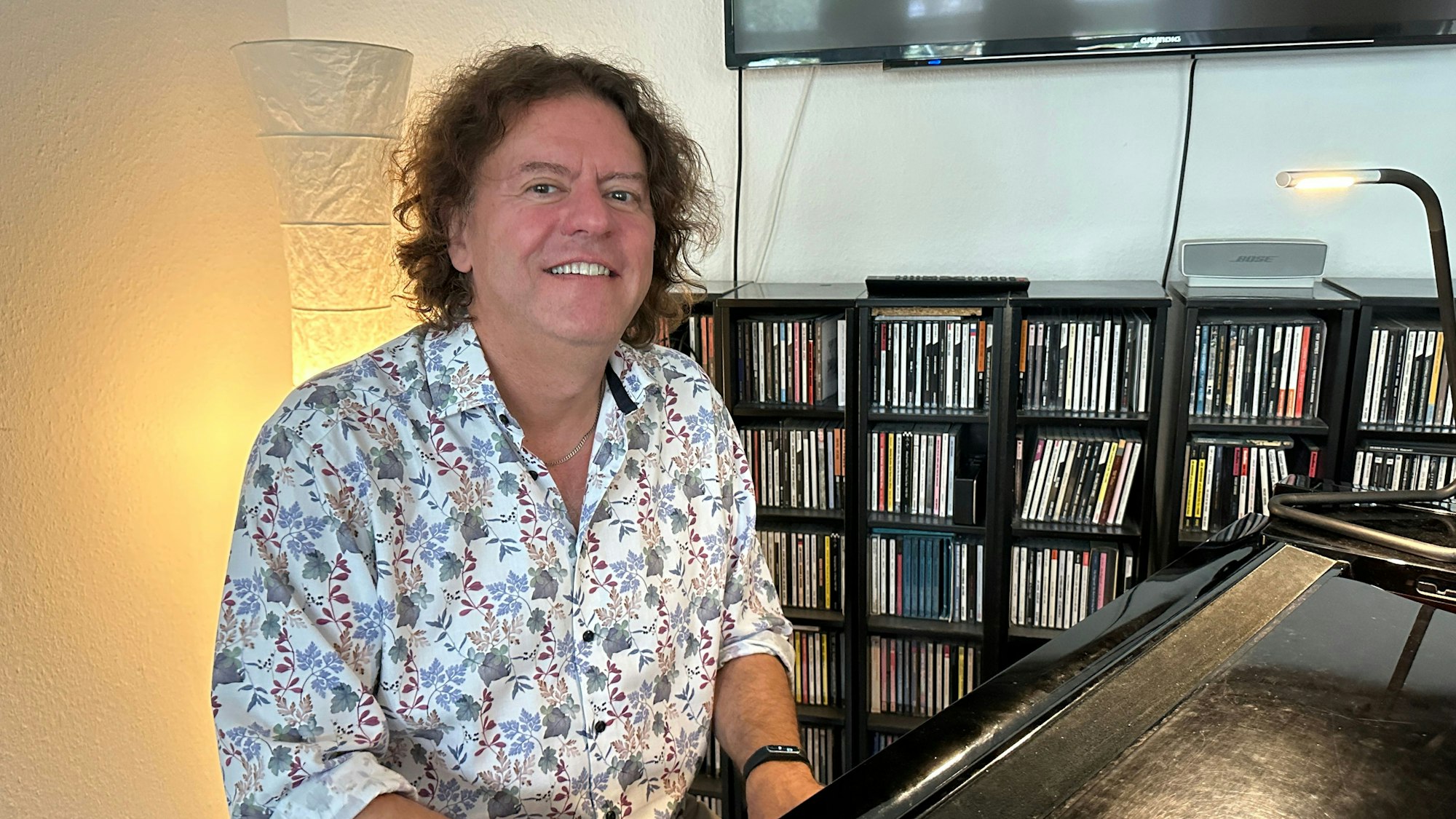 Martin Sasse sitzt an seinem Klavier.