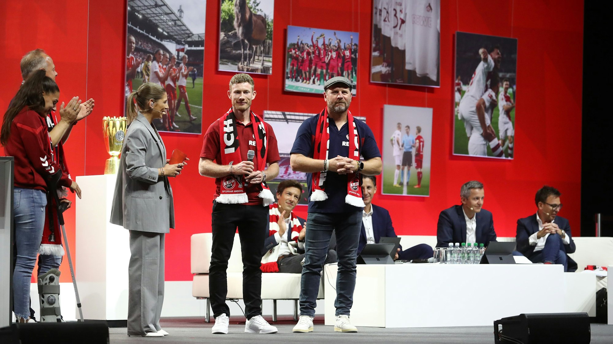 Cheftrainer Steffen Baumgart und Kapitän Florian Kainz erwiesen den Mitgliedern in der Lanxess-Arena die Ehre.