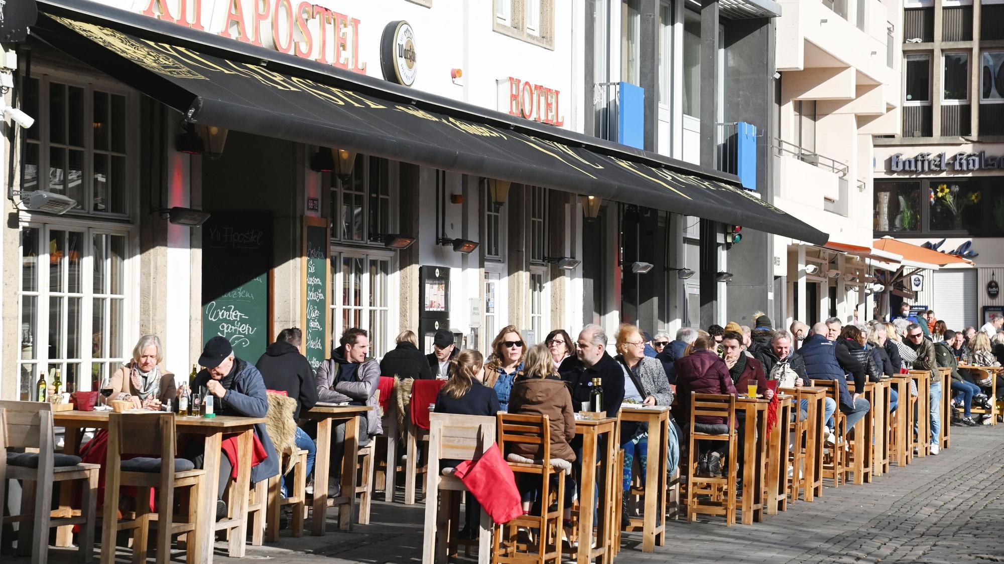 23.02.2022 Köln.
Die Kölner nutzen die ersten warmen Sonnenstrahlen seit langem.
Außengastro am Heumarkt.