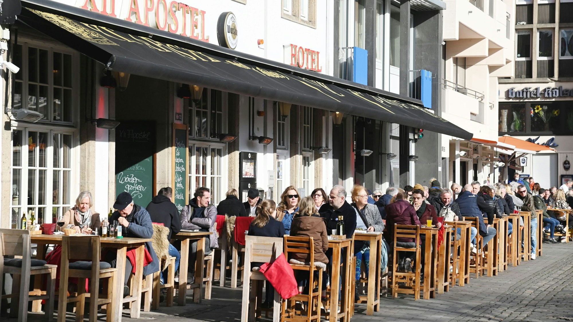 23.02.2022 Köln.
Die Kölner nutzen die ersten warmen Sonnenstrahlen seit langem.
Außengastro am Heumarkt.