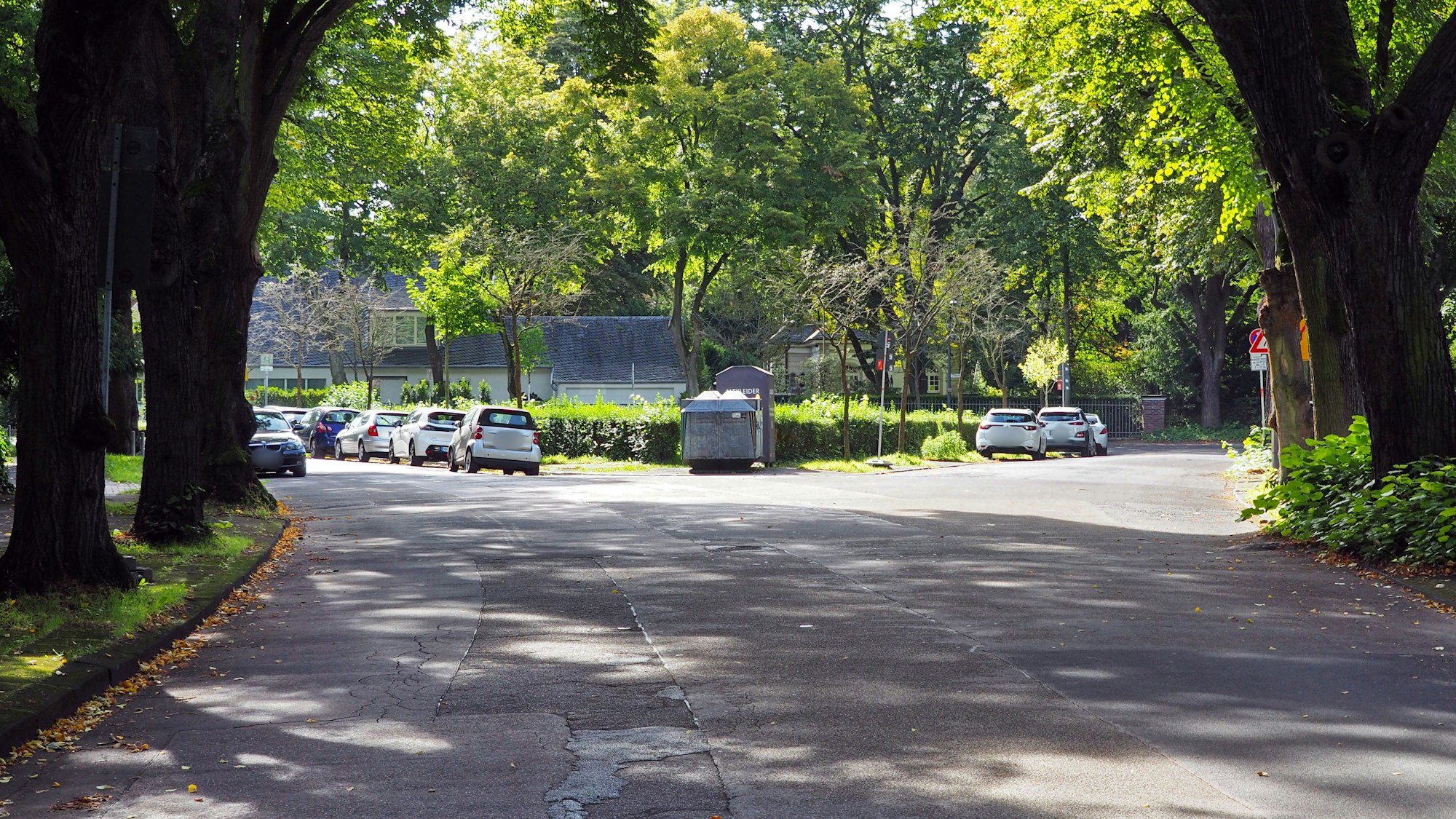 Der „Schillingsrotter Platz“ ist zu sehen. Die Straße ist in schlechtem Zustand.