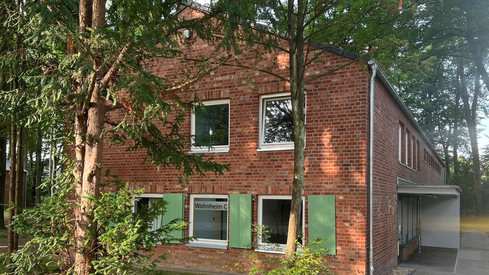 Man sieht as Gebäude auf dem grünen Campus der Spoho. Die braunen Ziegel sind denkmalgeschützt und wurden fast vollständig erhalten.