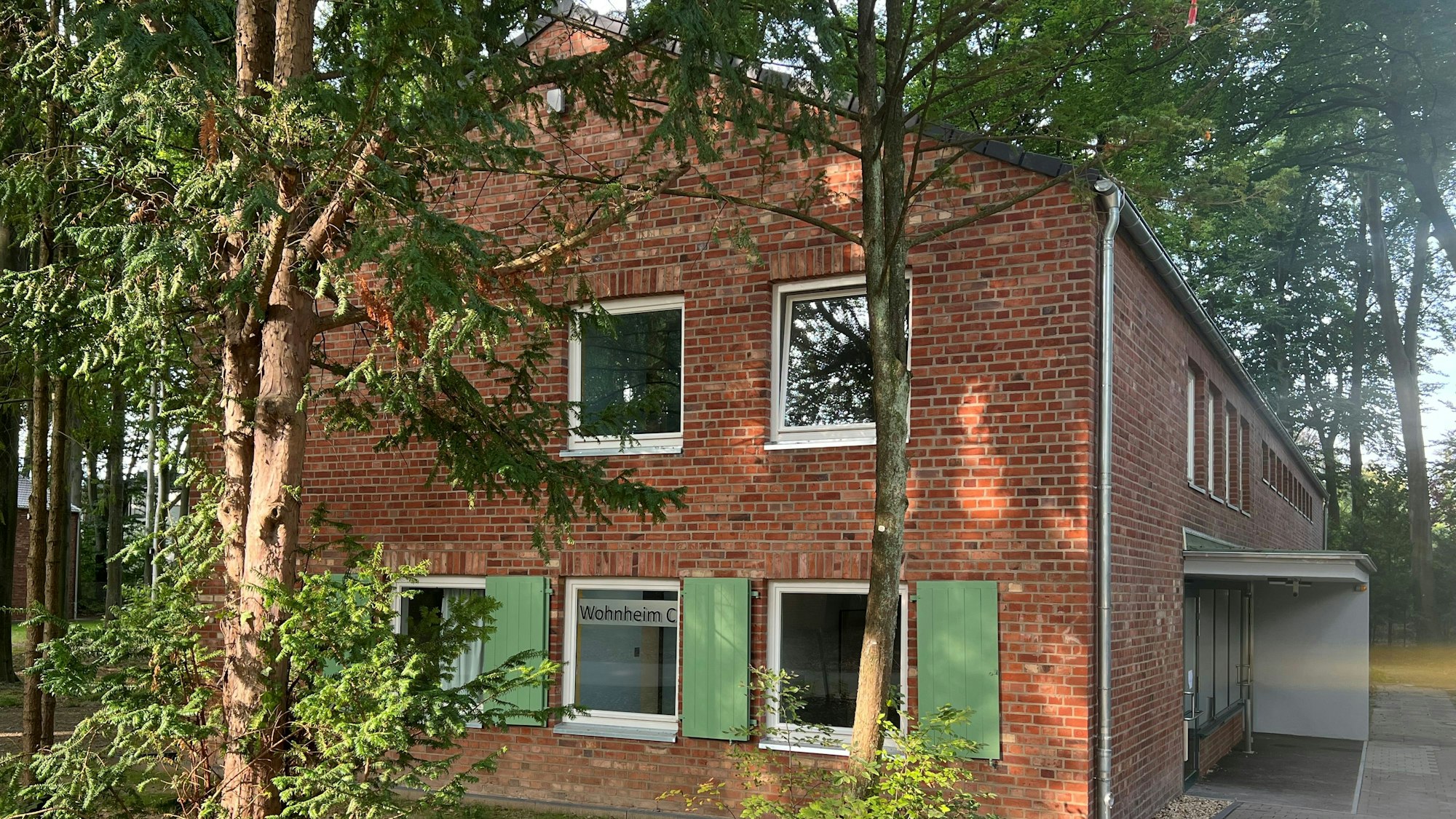 Man sieht as Gebäude auf dem grünen Campus der Spoho. Die braunen Ziegel sind denkmalgeschützt und wurden fast vollständig erhalten.