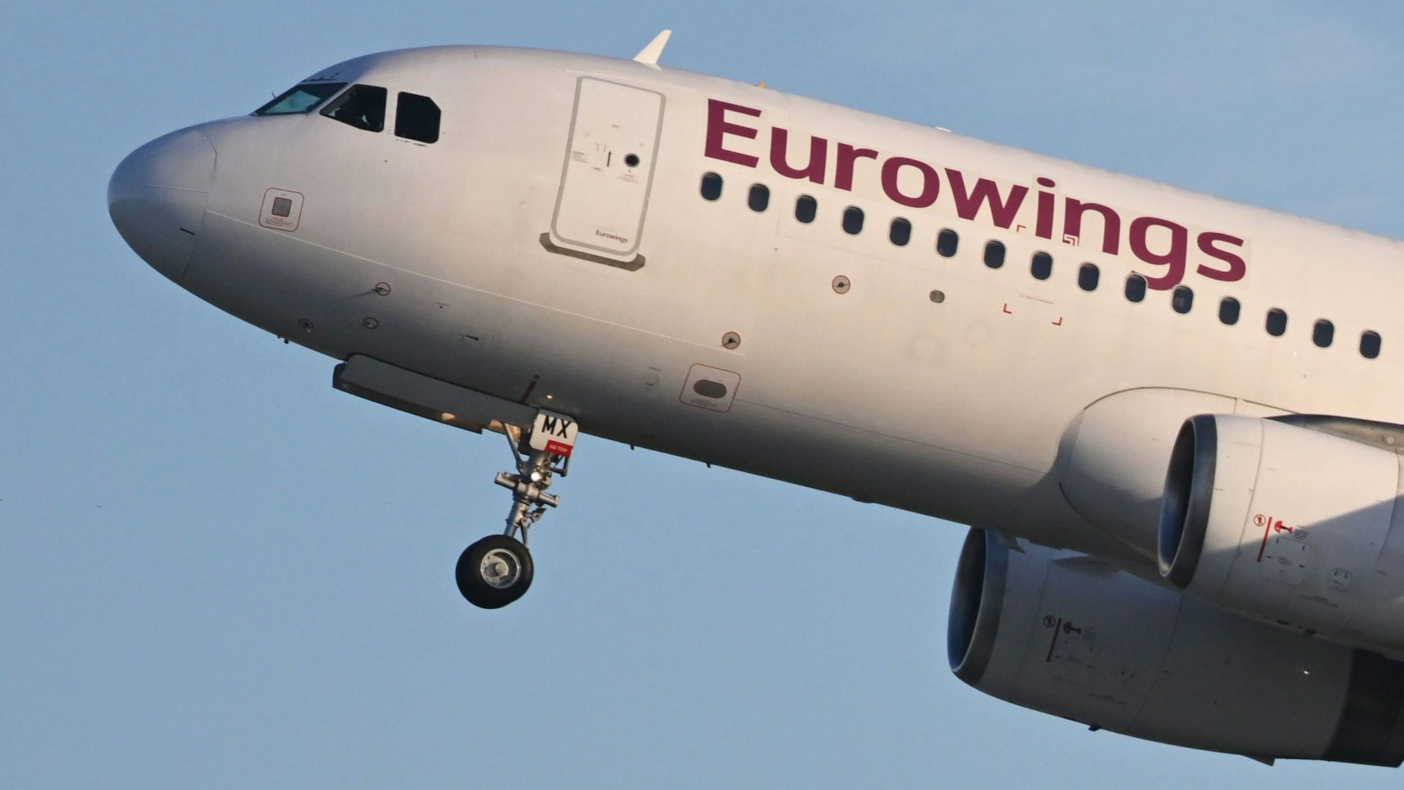 Ein Airbus A320 der deutschen Fluggesellschaft Eurowings beim Start. Das Fahrwerk des Flugzeugs ist noch ausgefahren. (Symbolbild)
