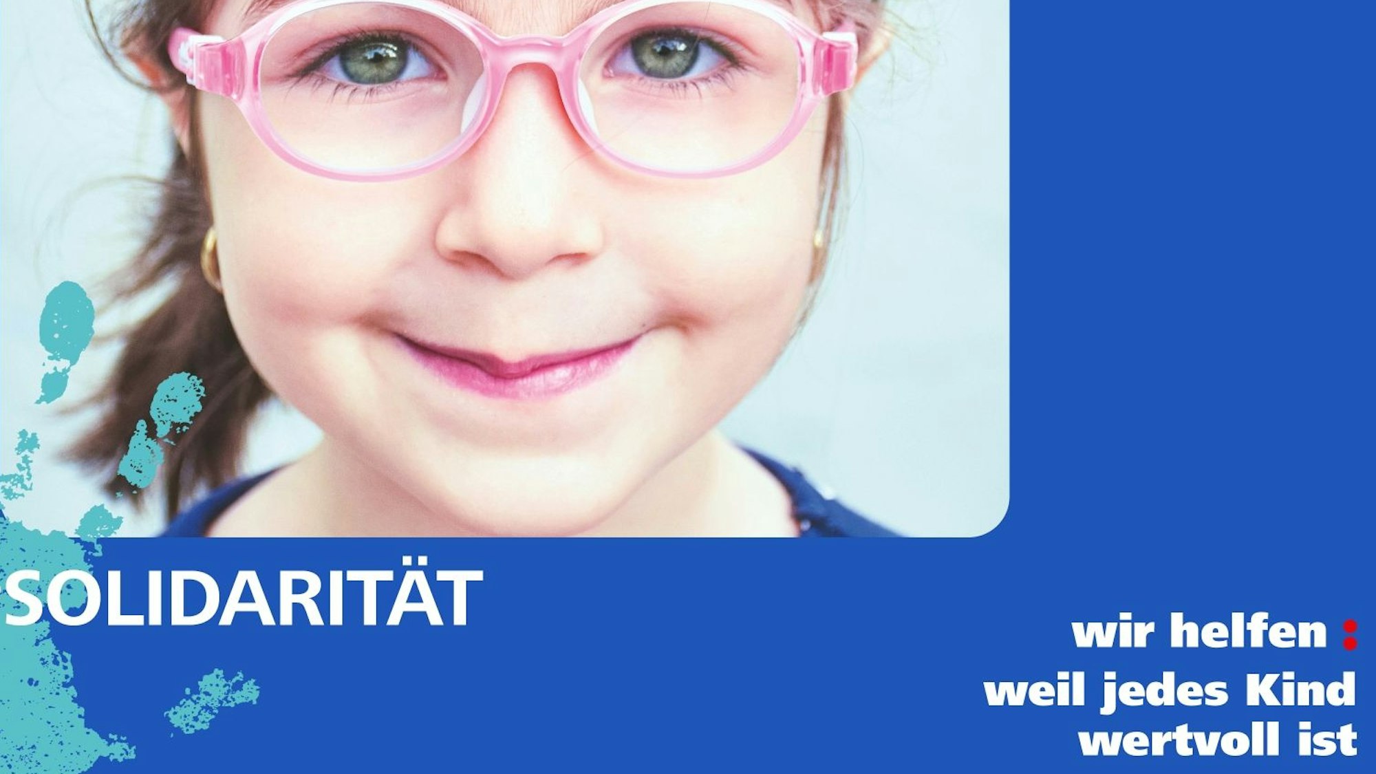 Auszug aus dem neuen „wir helfen“-Flyer darauf ist ein Mädchen mit rosafarbener Brille zu sehen, darunter steht der Hashtag Solidarität und das neue Motto: „wir helfen: weil jedes Kind wertvoll ist“