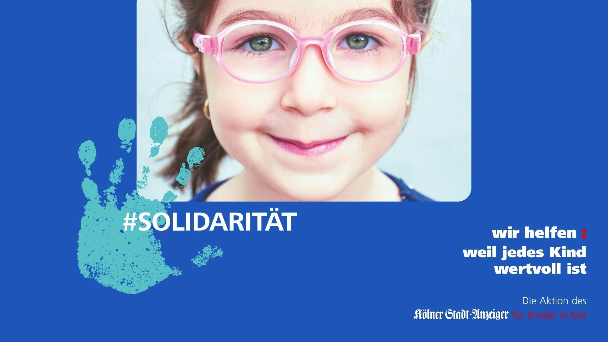 Auszug aus dem neuen „wir helfen“-Flyer auf dem ein Mädchen mit rosafarbener Brille zu sehen ist, darunter steht der Hashtag Solidarität und das neue Motto: „wir helfen: weil jedes Kind wertvoll ist“