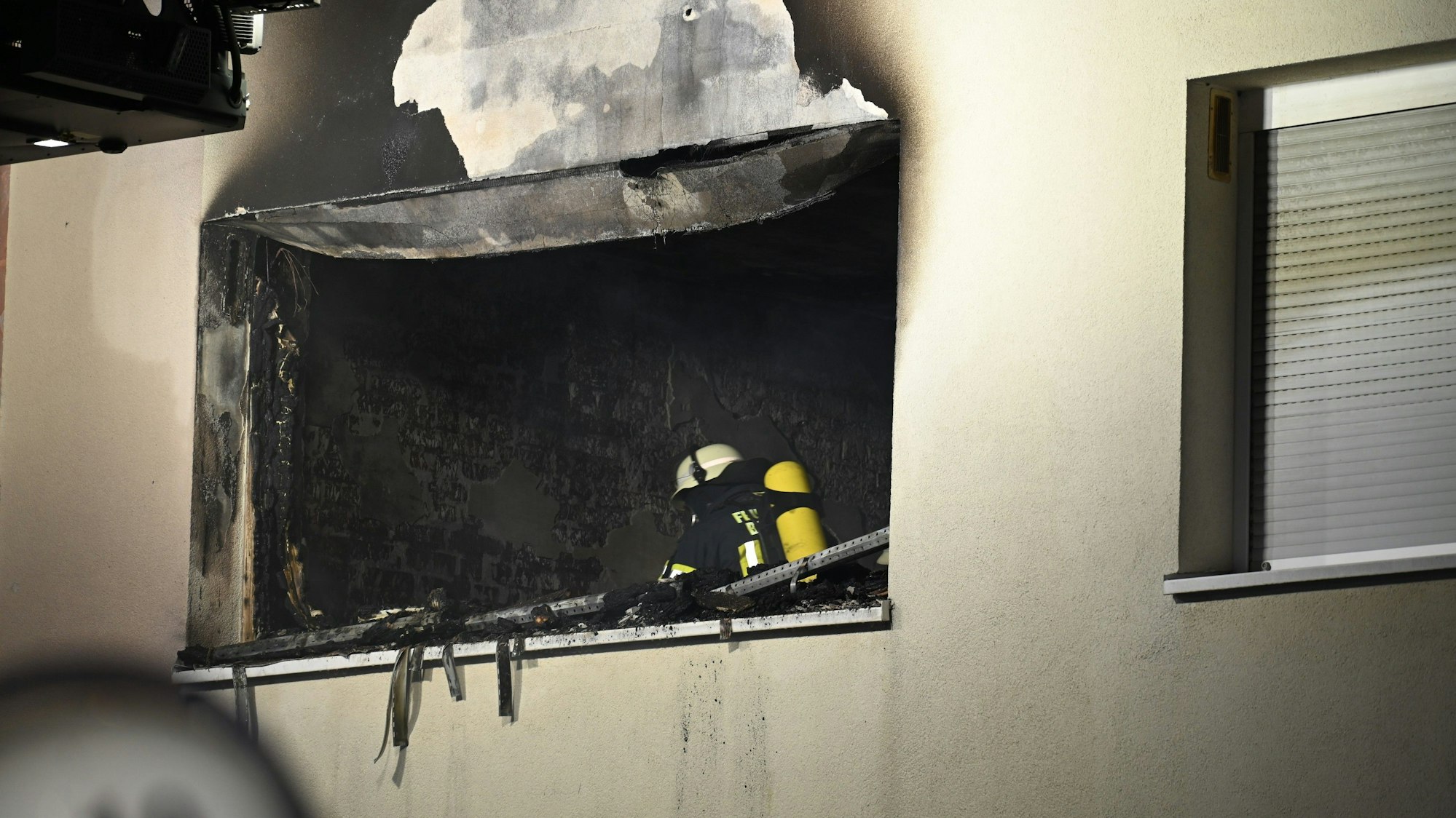 Die Wohnung in dem Mehrfamilienhaus in der Kölner Straße in Bergheim stand in Vollbrand und ist vorerst nicht mehr bewohnbar.