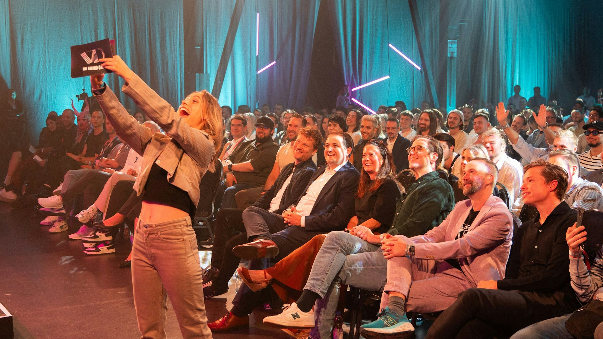 Selfie unter Influencern: NRW-Medienminister Nathanel Liminski beim Videodays-Festival in Köln.