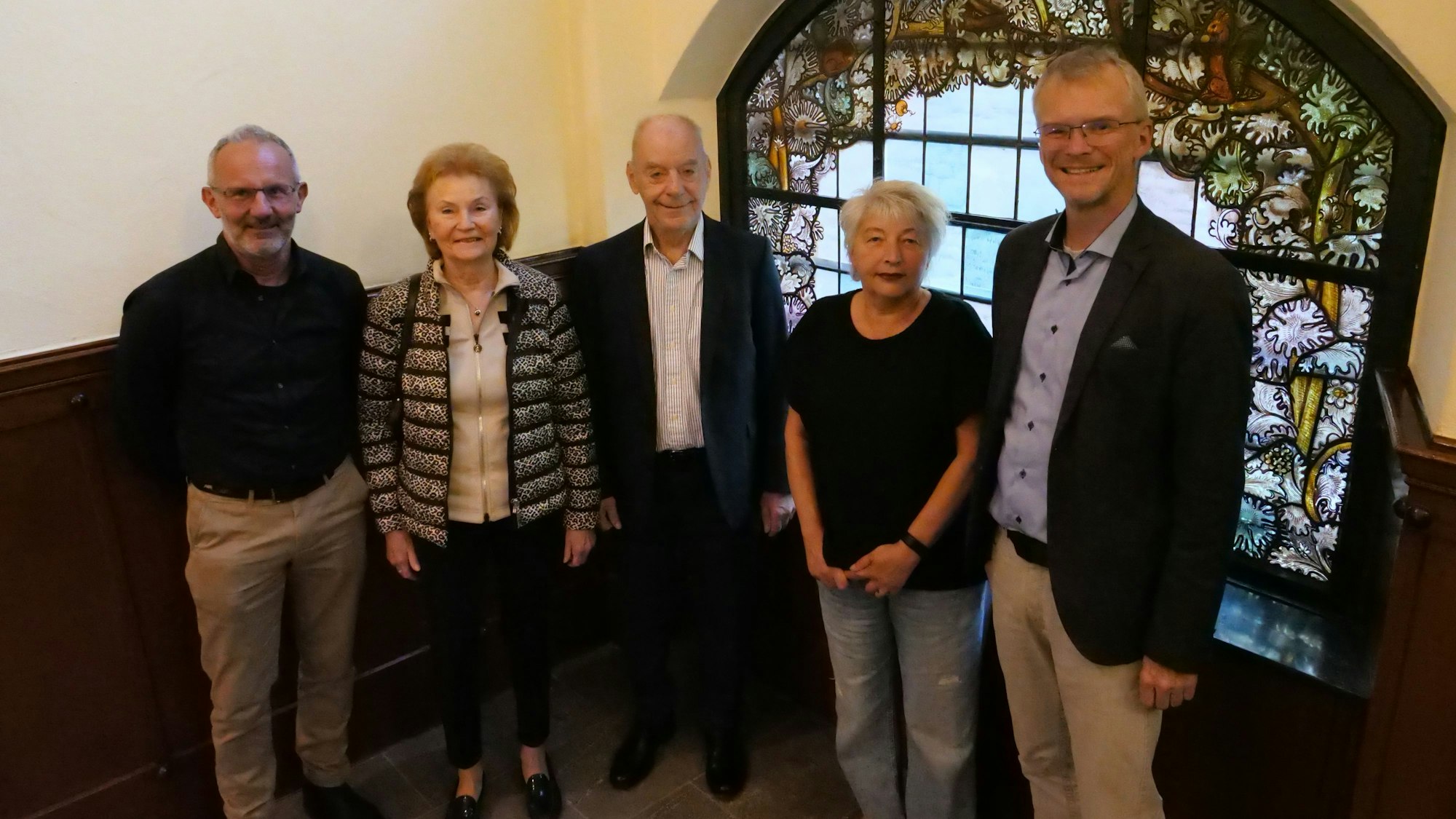 Die Personen stehen nebeneinander vor einem Fenster im Rathaus:das Ehepaar Gellert in der Mitte, rechts daneben Petra Liebmann-Buhleier und Bürgermeister Frank Stein, links Stiftungsvorstand Niedenhoff.