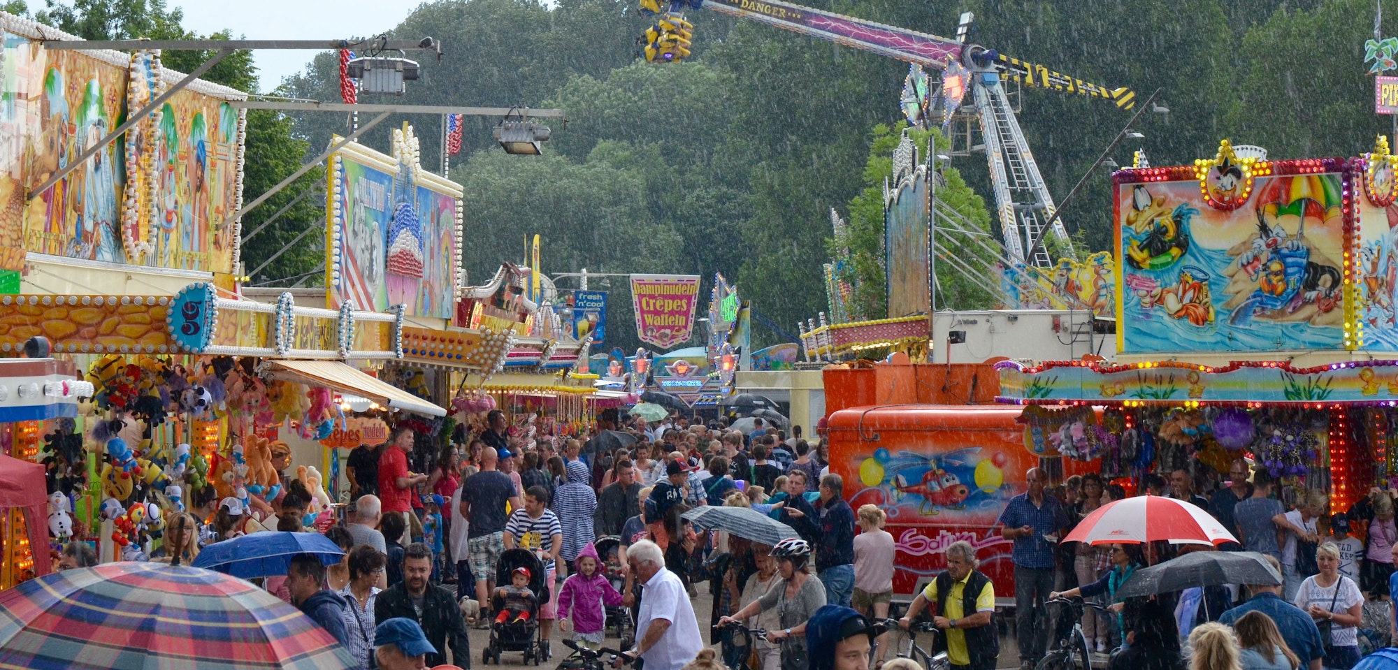 Fahrgeschäfte und Besucher auf dem Mondorfer Strandfest