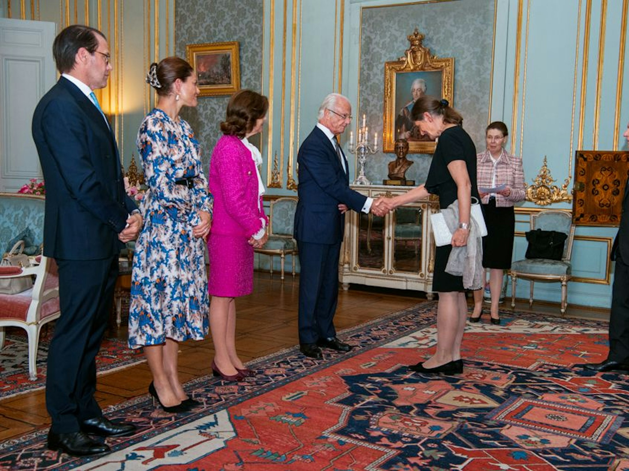 Der König und die Königin sowie das Kronprinzenpaar empfangen die lettische Botschafterin Ilze Ruse in der Wohnung von Prinzessin Sibylla.