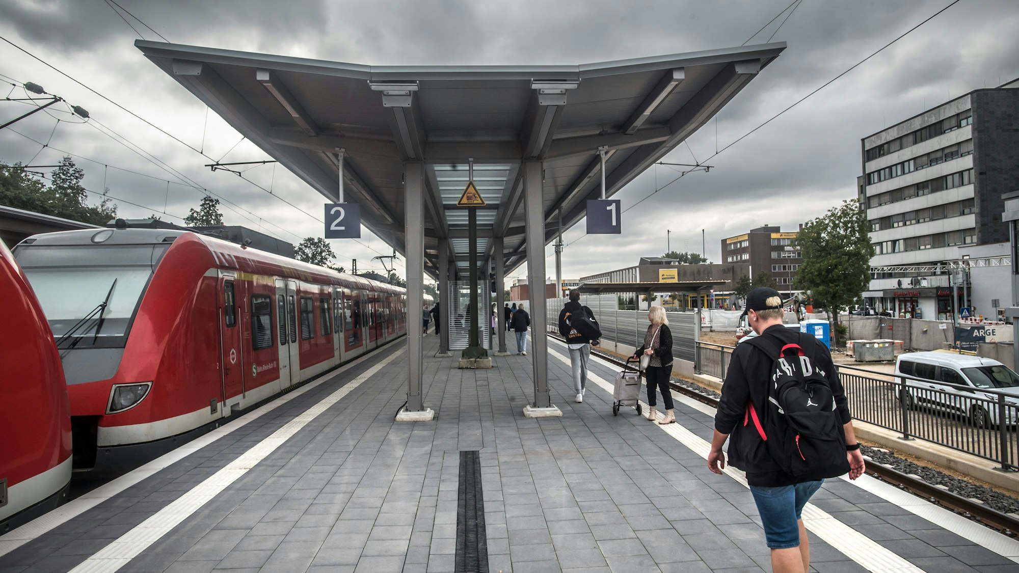 Leverkusen-Mitte: Der gemeinsame, von den Gleisen eins und zwei eingeschlossene S-Bahn-Bahnsteig ist nicht mehr über eine Rampe erreichbar.