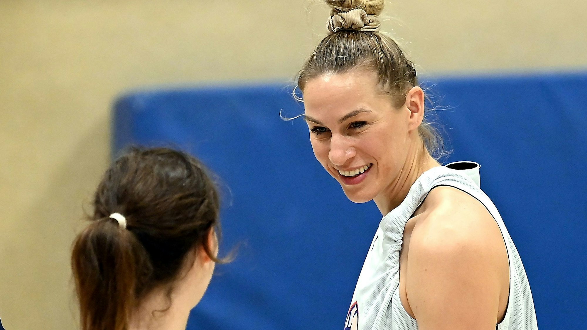 23.09.2023, Basketball-Wings Leverkusen
links: Luca Marre (Leverkusen)
rechts: Lisa Koop (Leverkusen)
Foto: Uli Herhaus