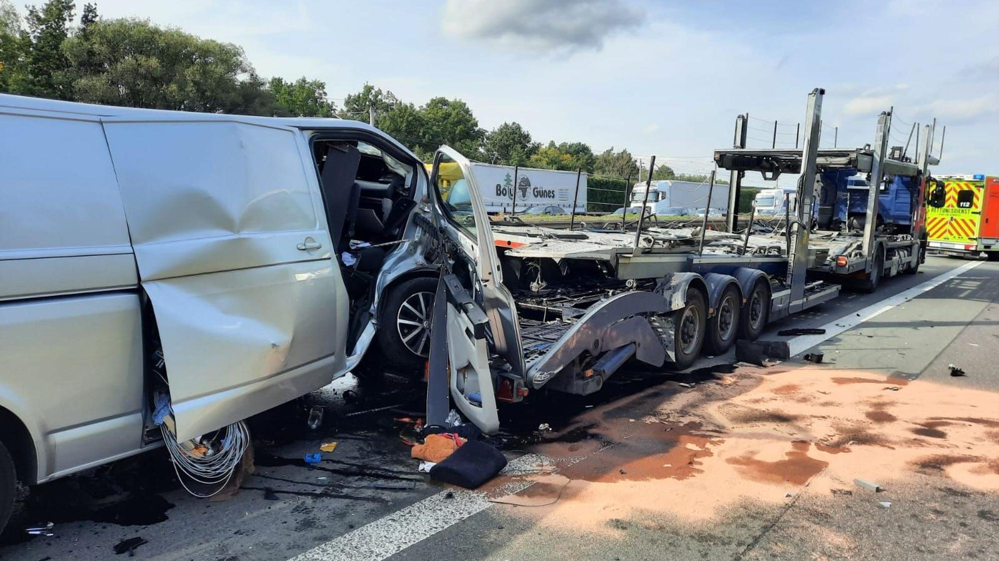 Ein VW-Transporter ist auf einen leeren Autotransporter aufgefahren.