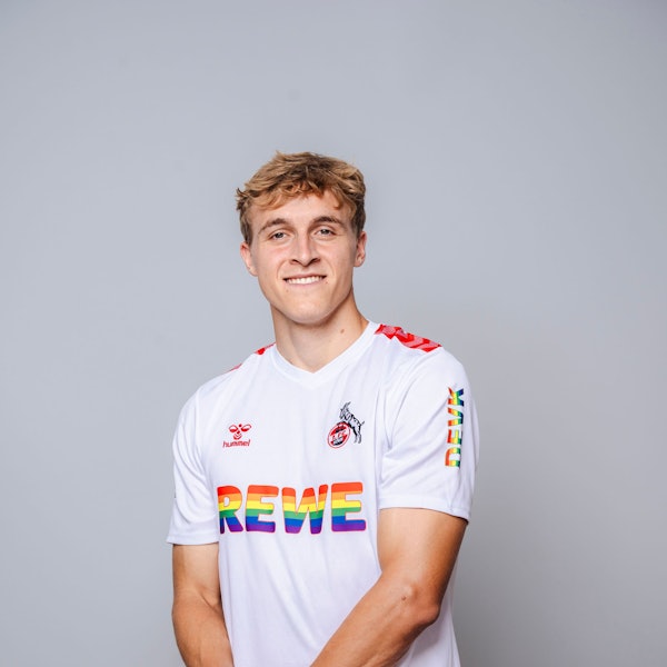 Abwehrspieler Timo Hübers im Diversity-Trikot des 1. FC Köln.