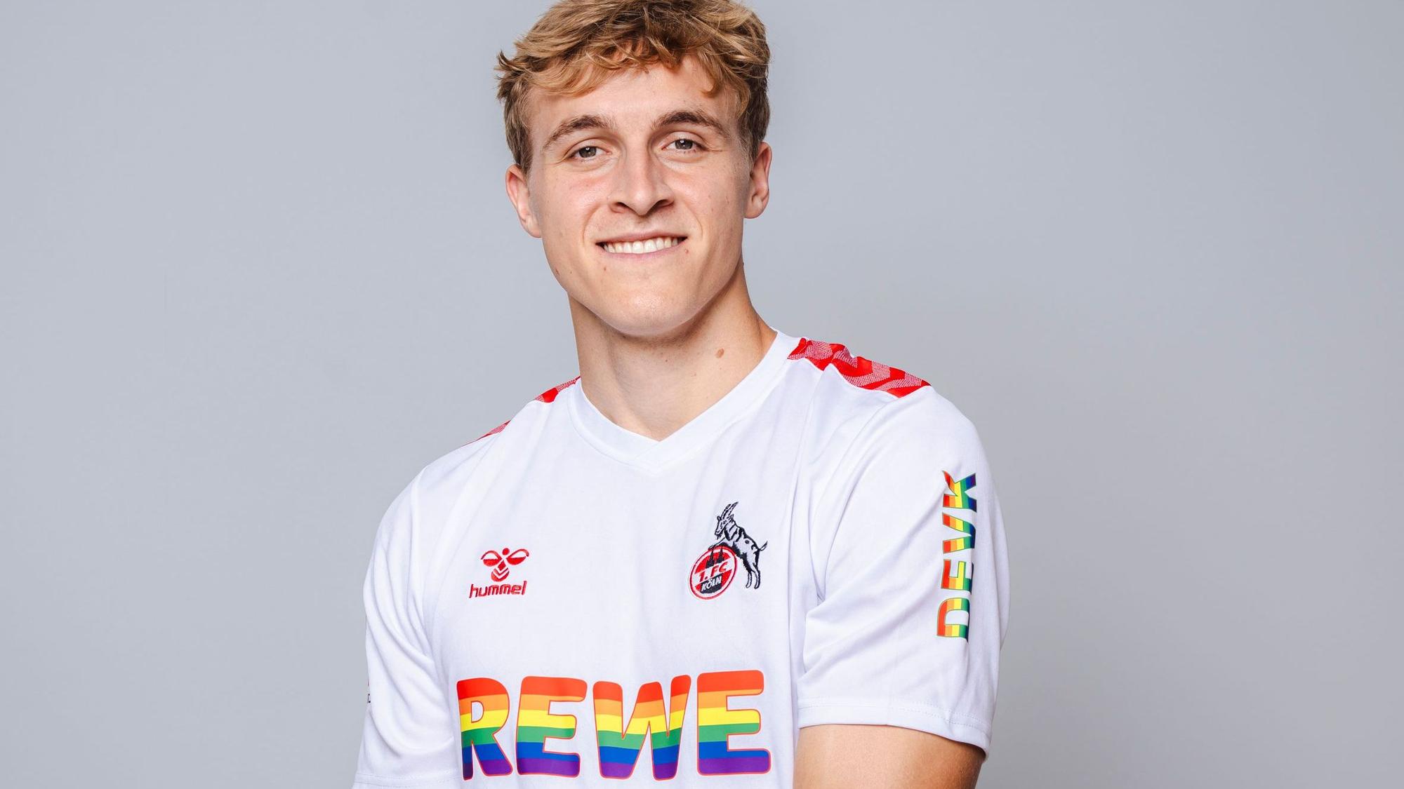 Abwehrspieler Timo Hübers im Diversity-Trikot des 1. FC Köln.