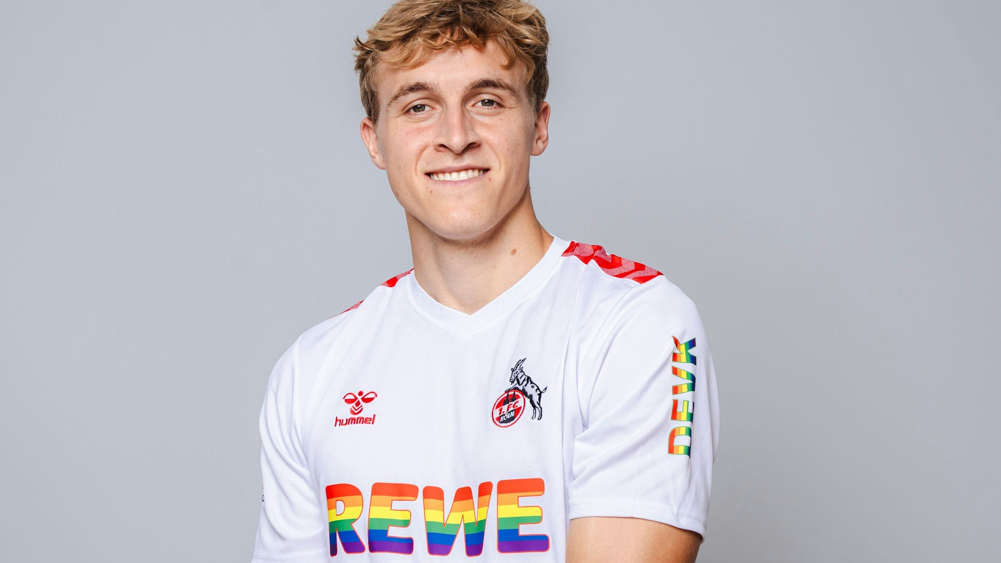 Abwehrspieler Timo Hübers im Diversity-Trikot des 1. FC Köln.