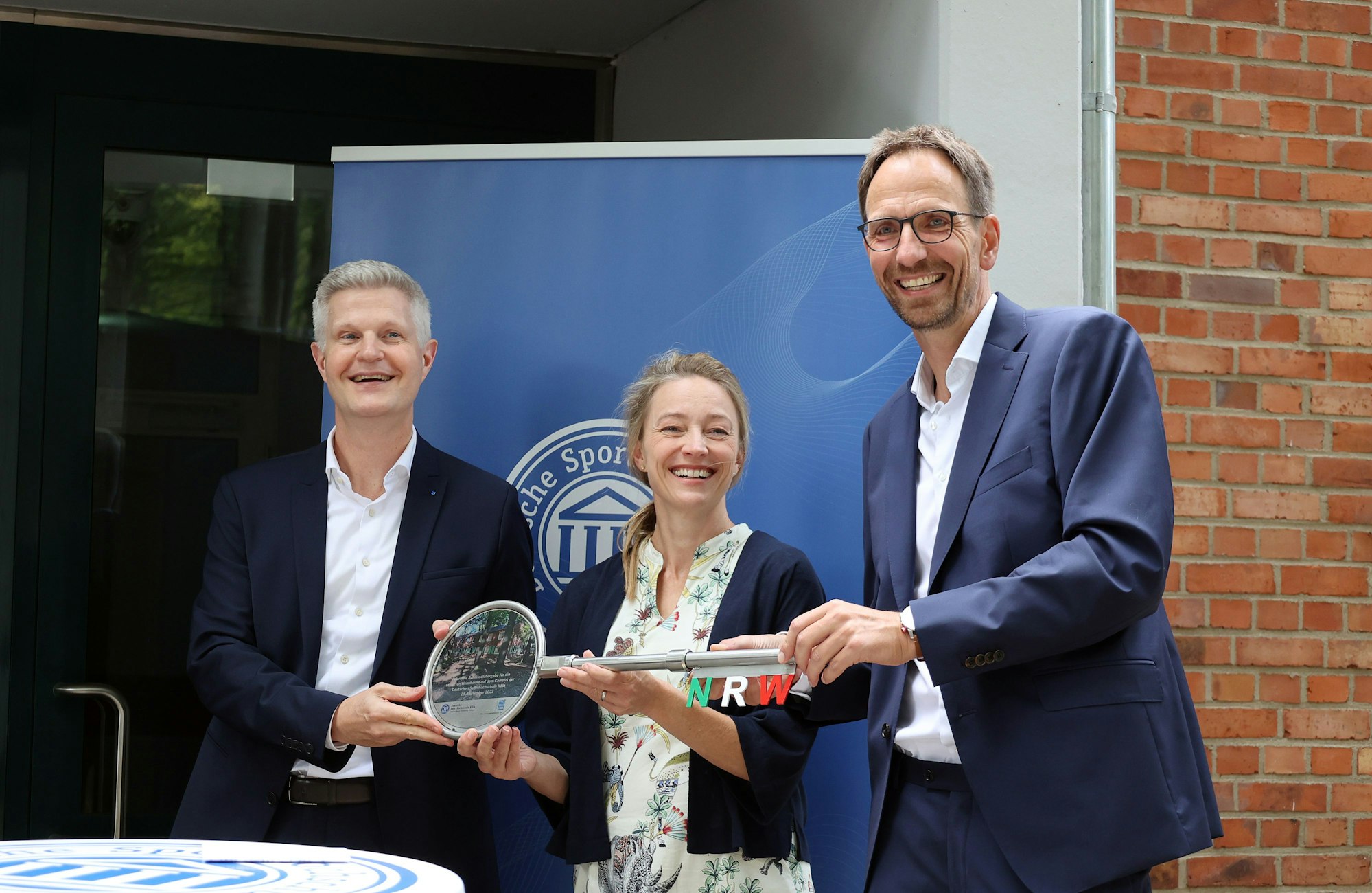 Zur symbolischen Schlüsselübergabe kam Hochschulvertreter sowie Mitarbeiter des Eigentümer BLB NRW zusammen. v. l. n. r. Jens Urlichs, Jens Urlichs, Niederlassungsleiter Köln BLB NRW, DSHS-Kanzlerin Marion Steffen, Prorektor Thomas Abel