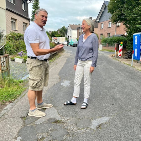 Beklagen sich über den Zustand des Freudenthaler Wegs: Sabine Neunzig und Harald Drinhausen
