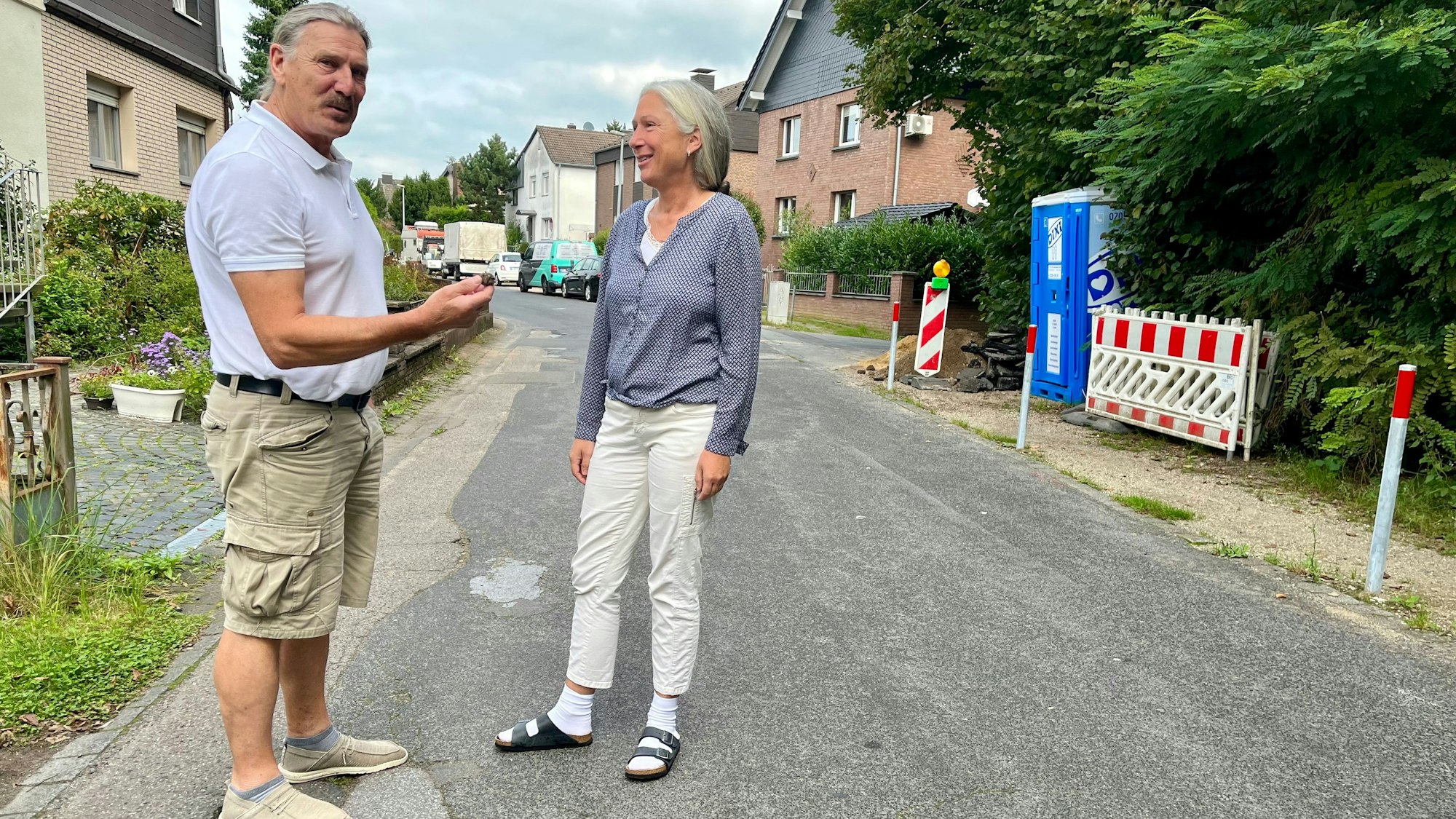 Beklagen sich über den Zustand des Freudenthaler Wegs: Sabine Neunzig und Harald Drinhausen