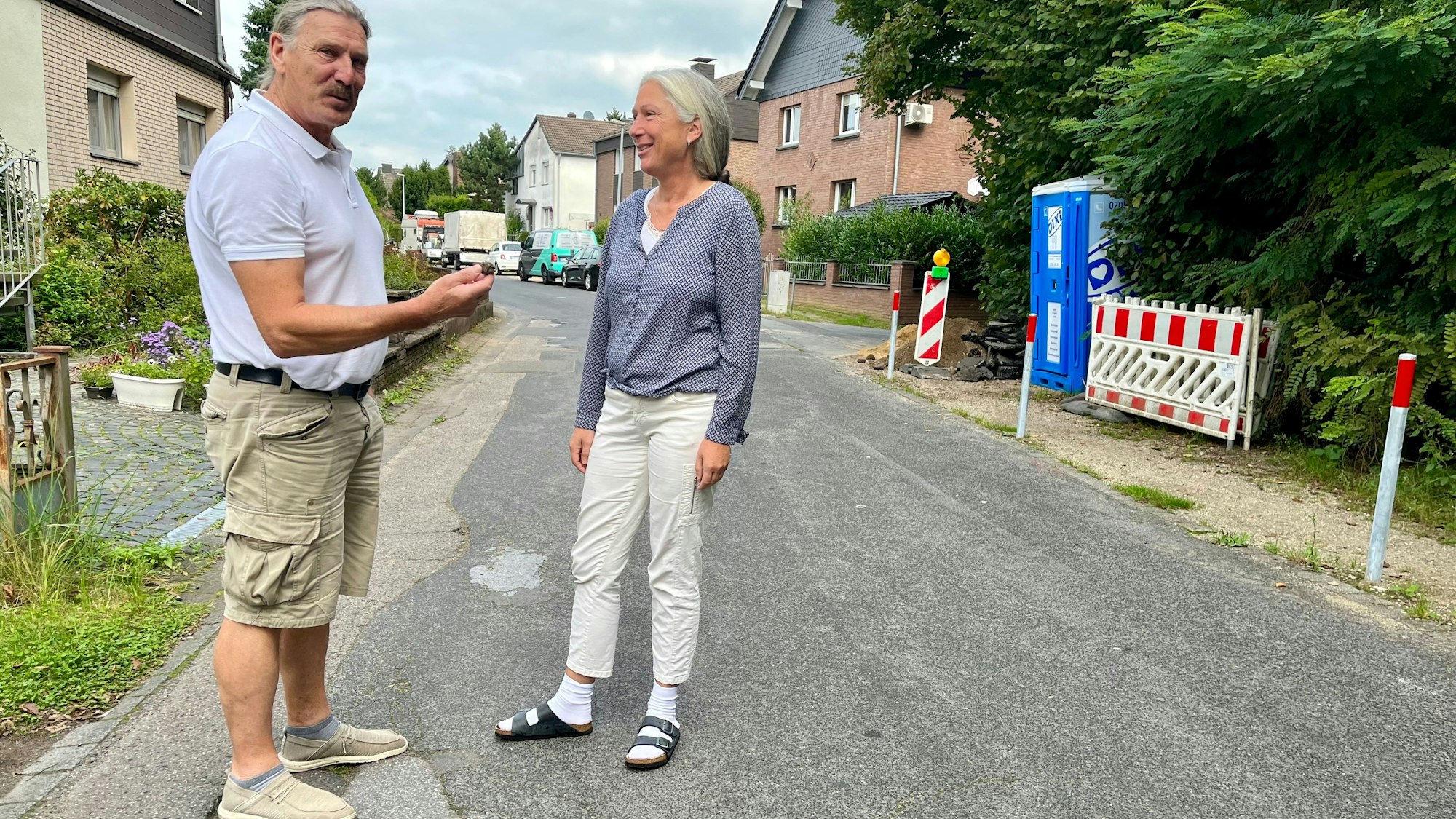 Beklagen sich über den Zustand des Freudenthaler Wegs: Sabine Neunzig und Harald Drinhausen